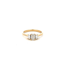 Anillo de compromiso con Diamantes de Laboratorio corte Esmeralda