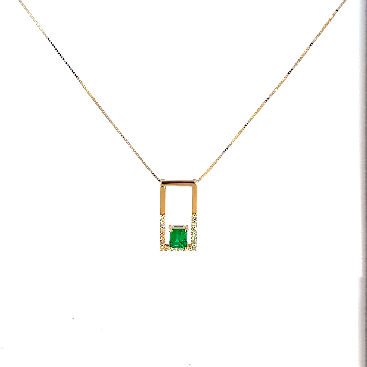 Dije de Esmeralda en Oro Amarillo