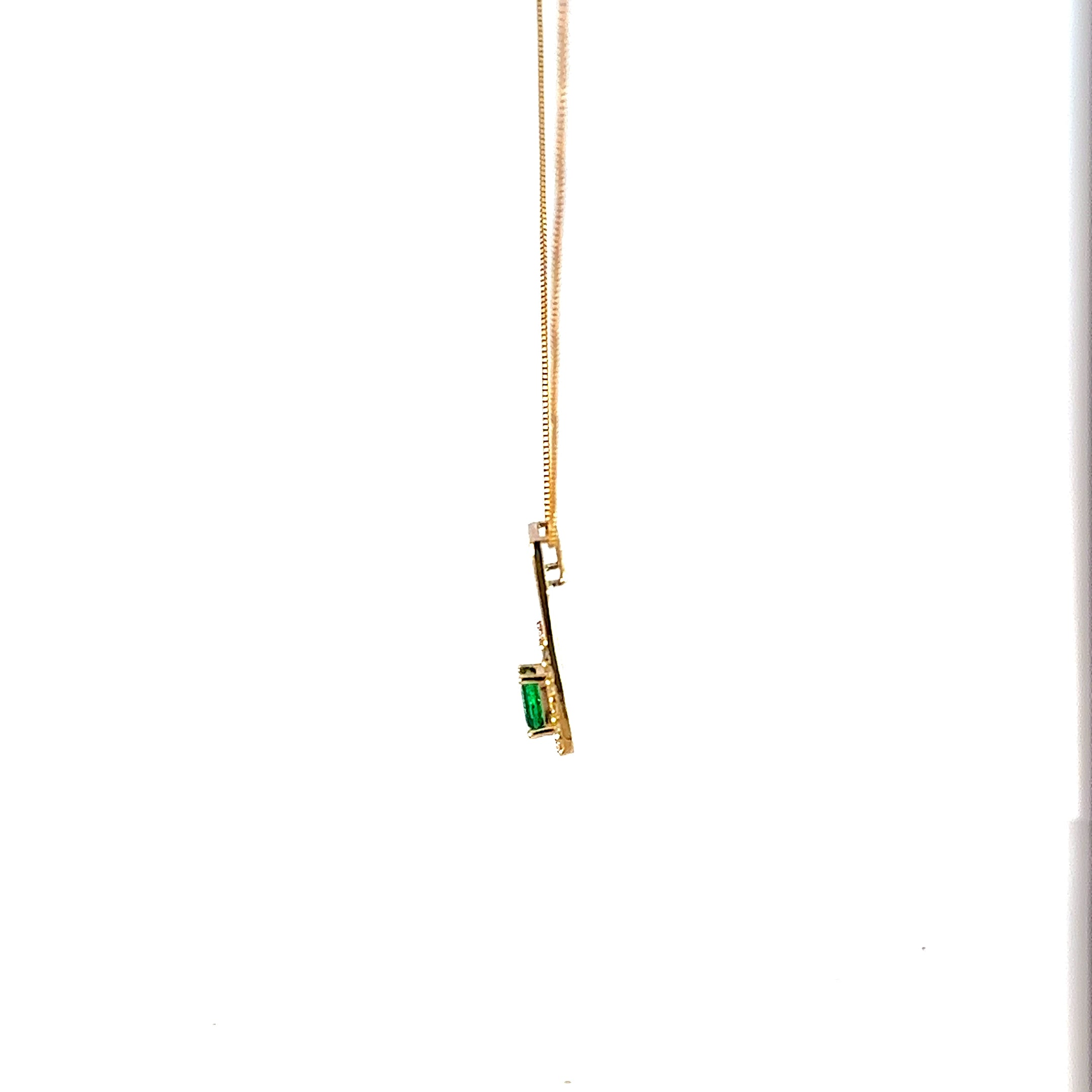 Dije de Esmeralda en Oro Amarillo