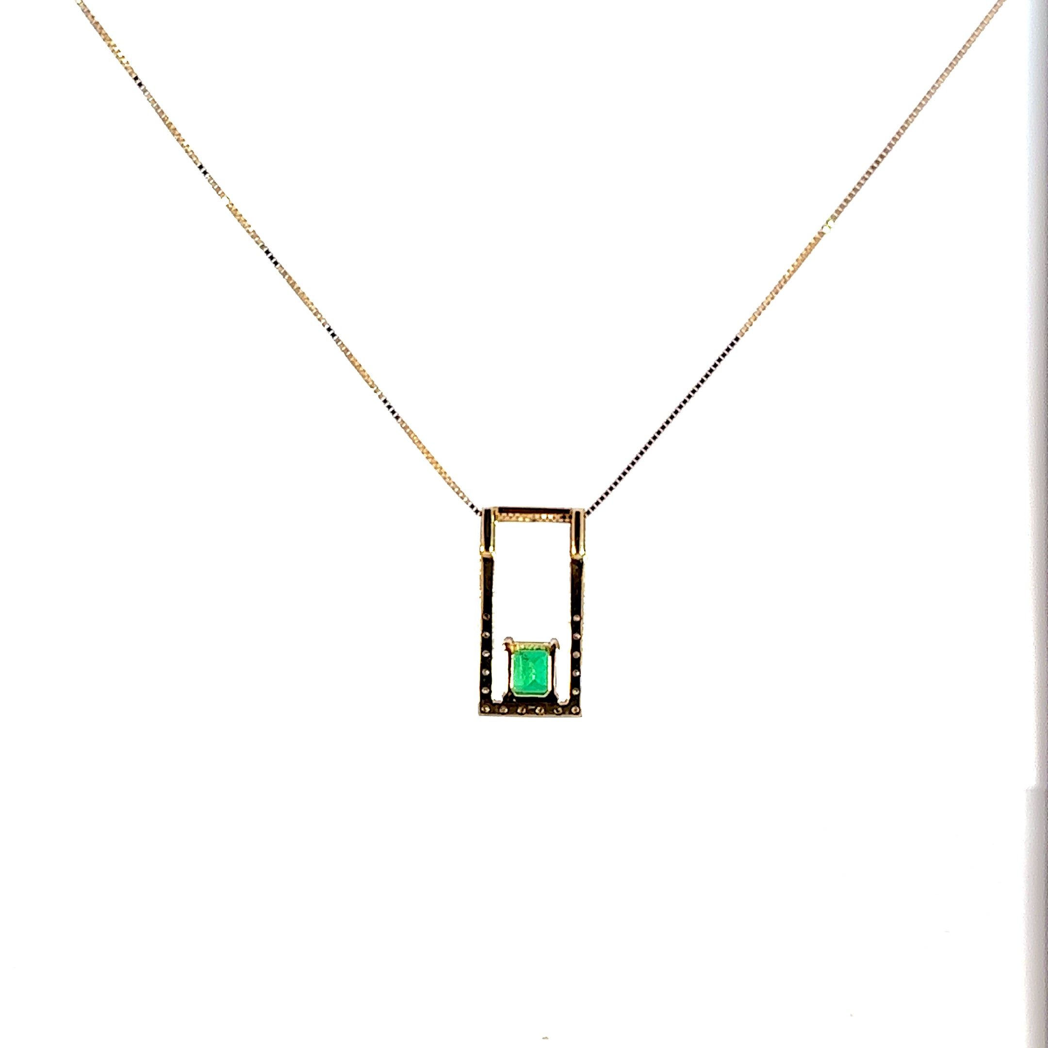Dije de Esmeralda en Oro Amarillo