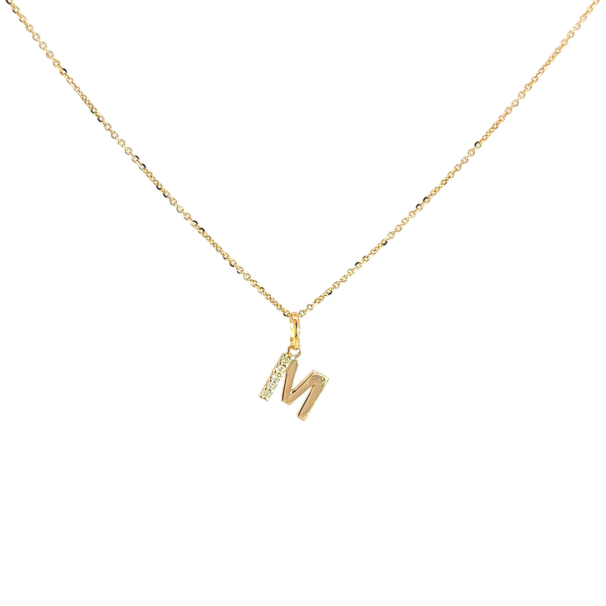 Collar con letra inicial dorada