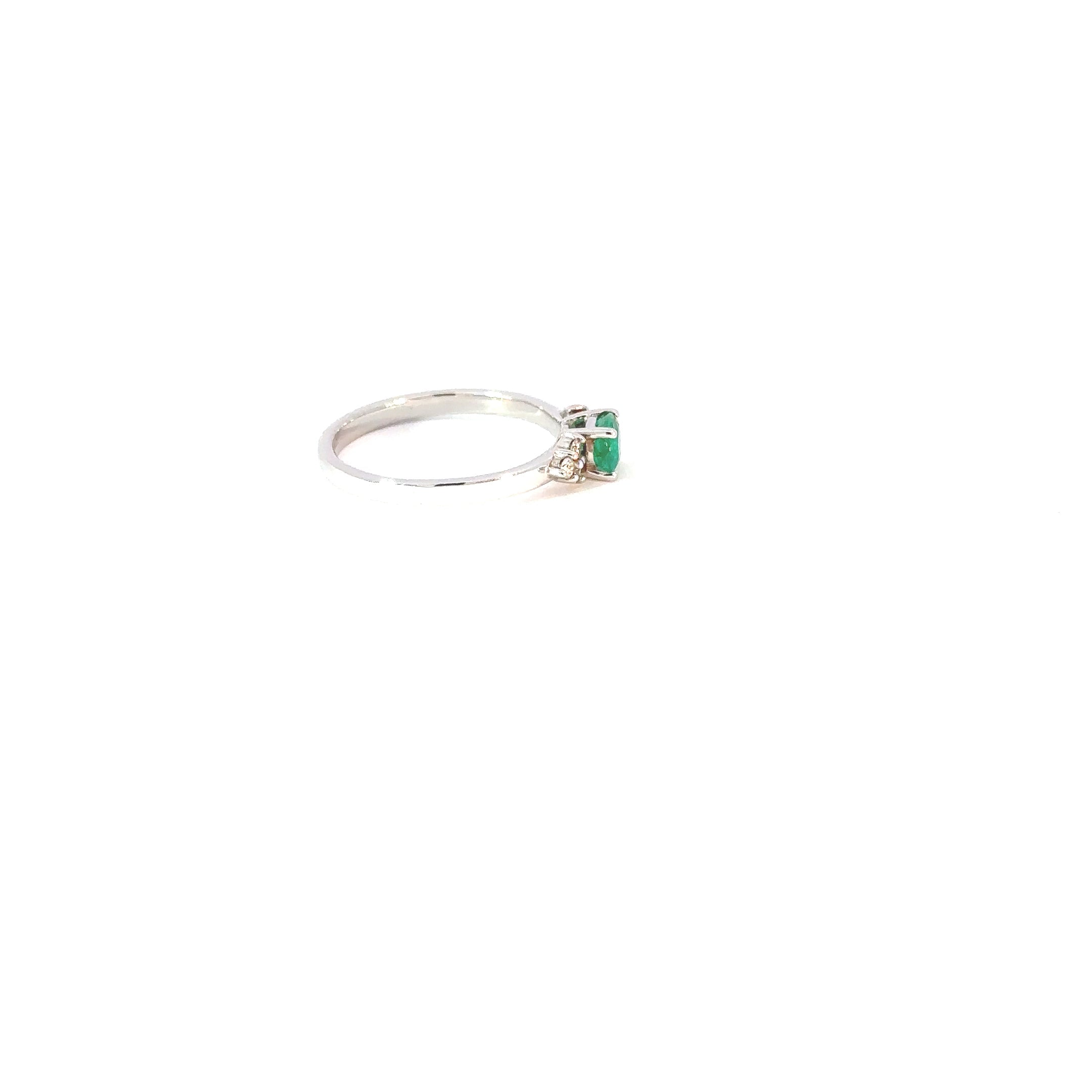 Anillo oro blanco con Esmeralda Ovalada y diamantes