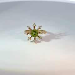 Anillo oro amarillo Peridot y Moissanitas