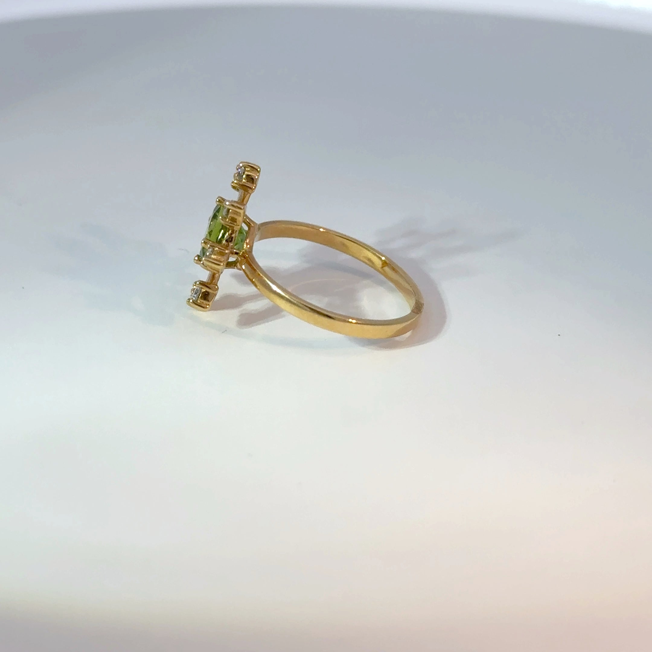 Anillo oro amarillo Peridot y Moissanitas