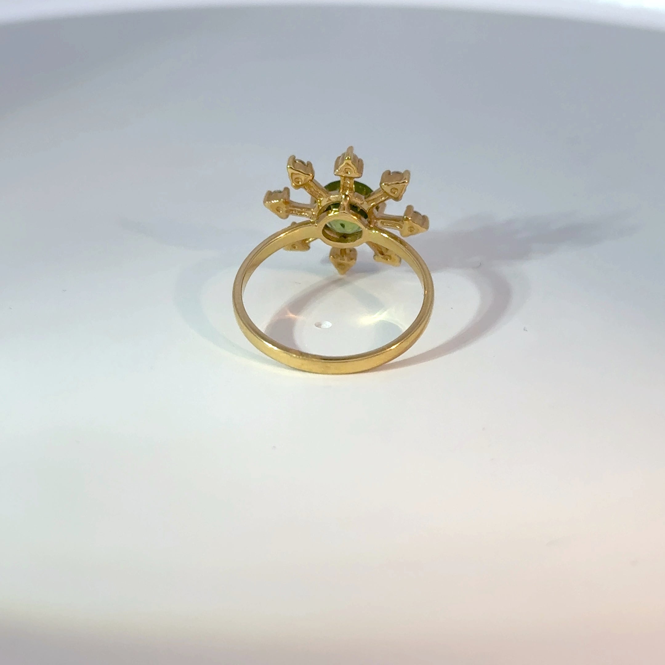 Anillo oro amarillo Peridot y Moissanitas