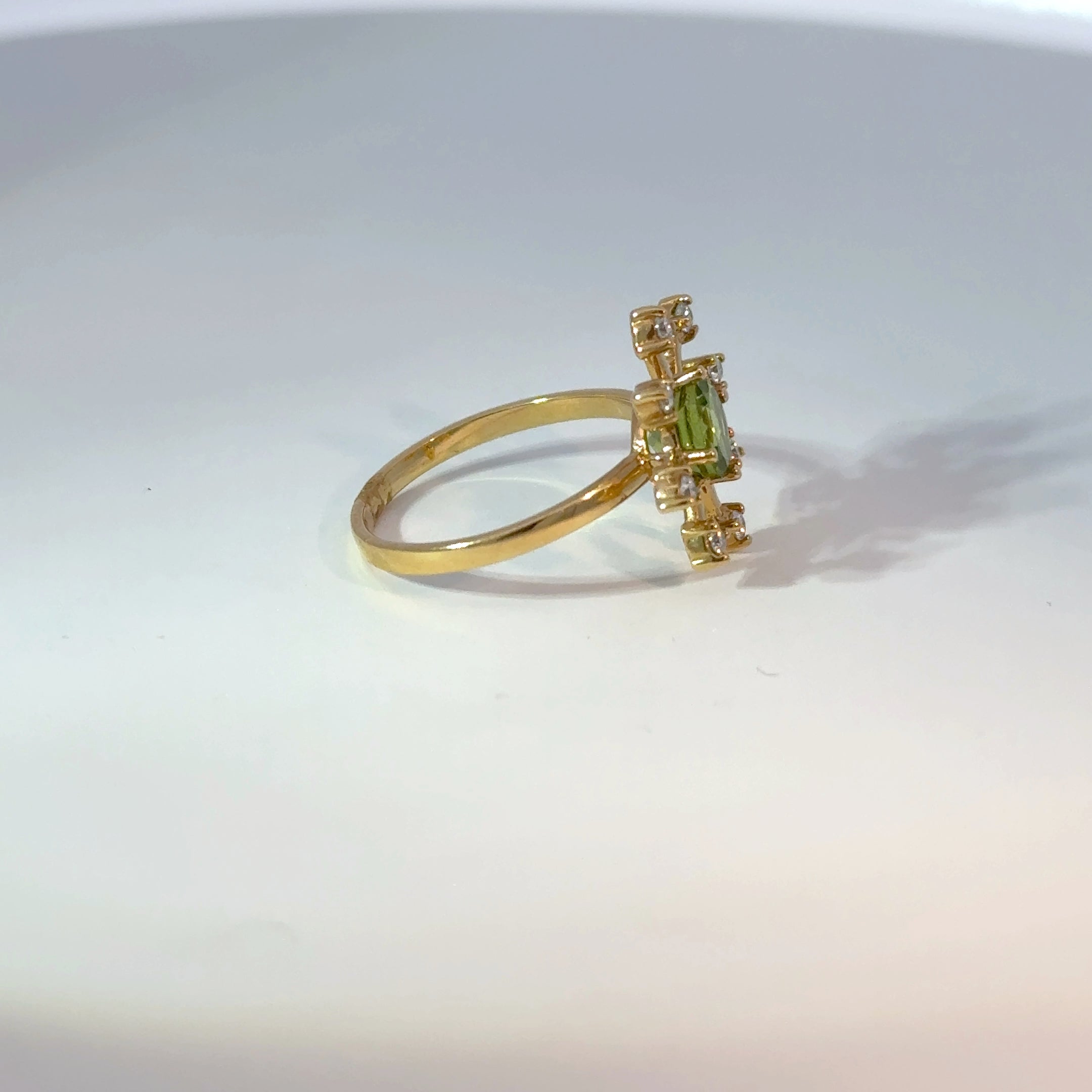Anillo oro amarillo Peridot y Moissanitas