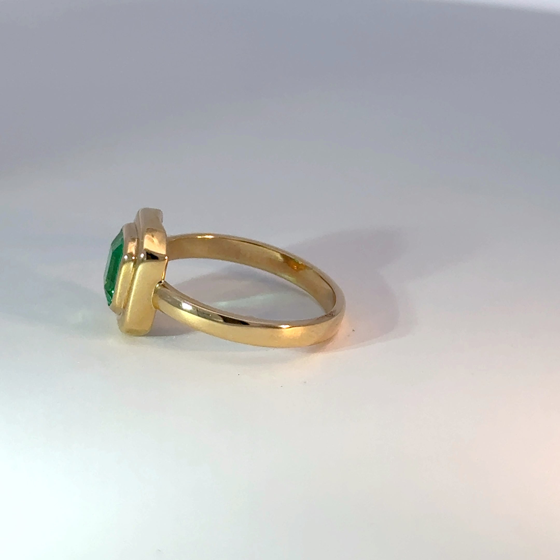 Anillo en Oro Amarillo con Esmeralda doble bisel