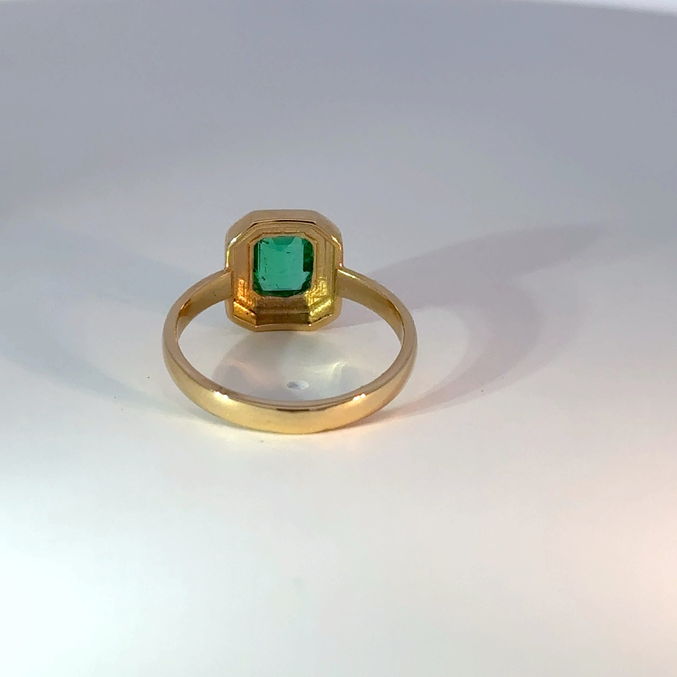 Anillo en Oro Amarillo con Esmeralda doble bisel