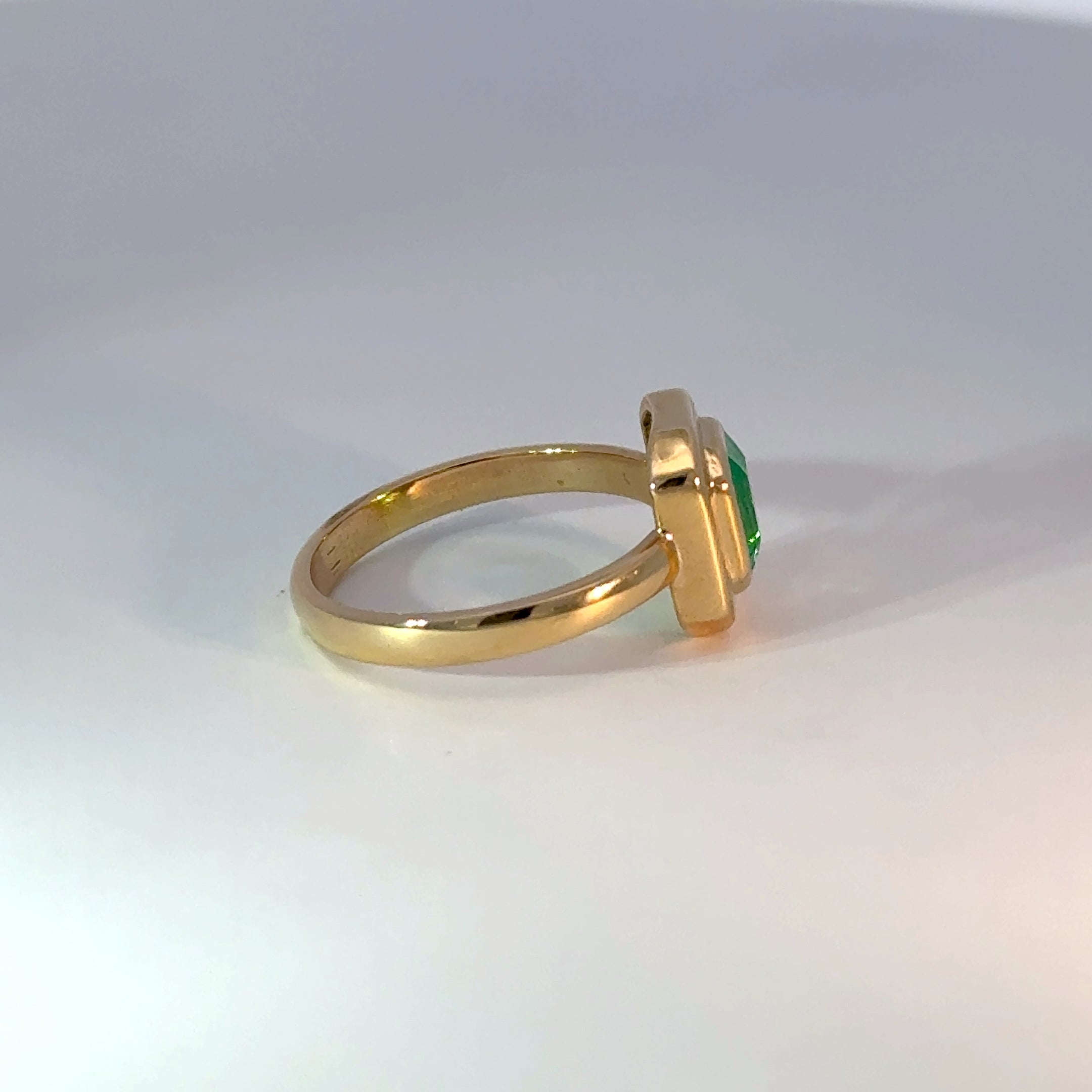 Anillo en Oro Amarillo con Esmeralda doble bisel