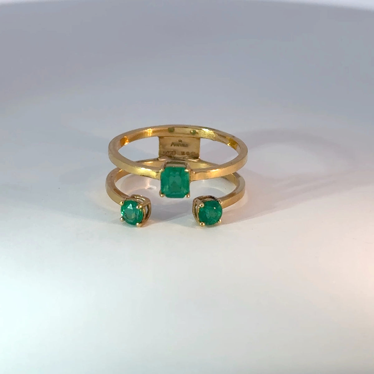 Anillo oro amarillo trio esmeraldas