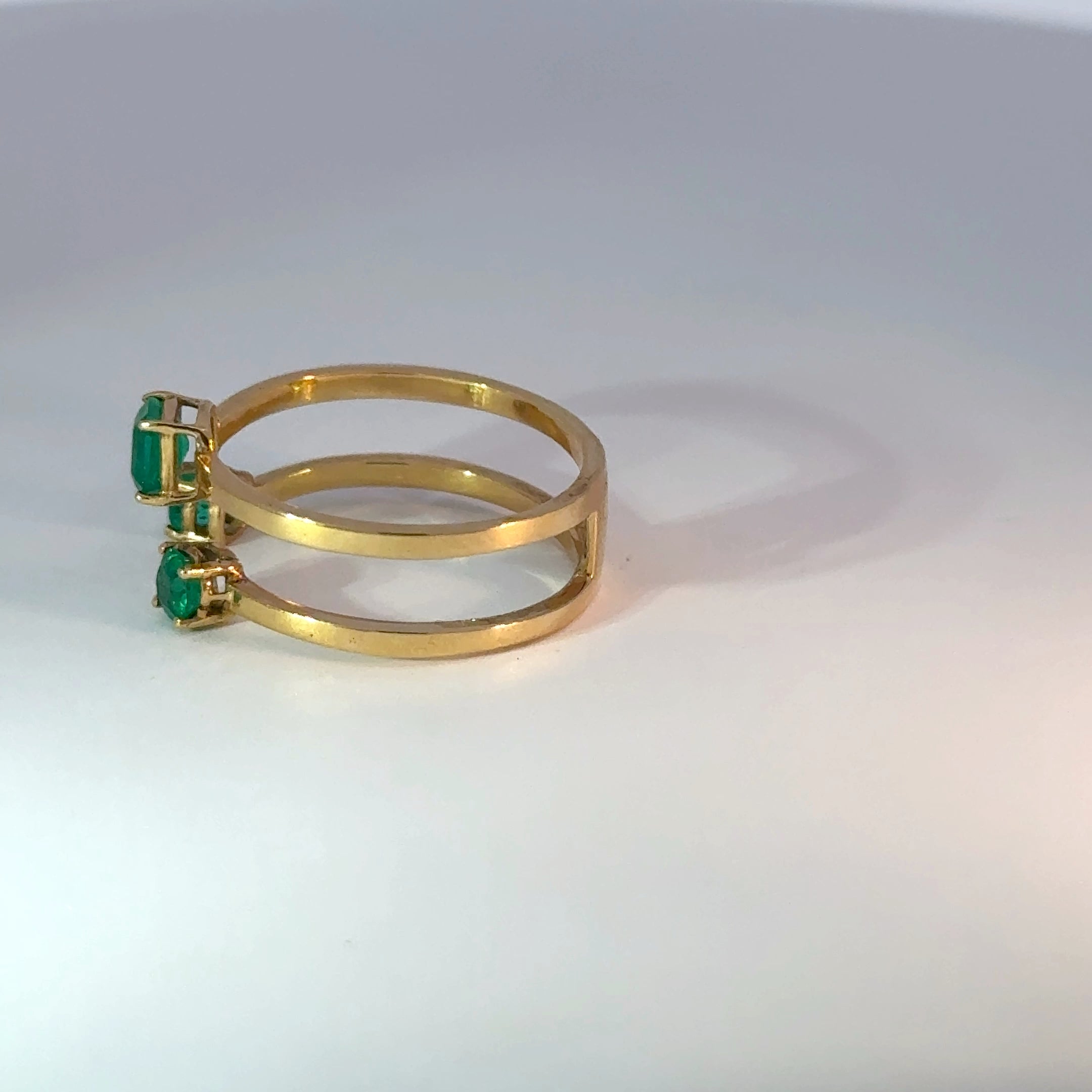 Anillo oro amarillo trio esmeraldas
