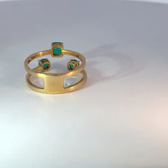 Anillo oro amarillo trio esmeraldas