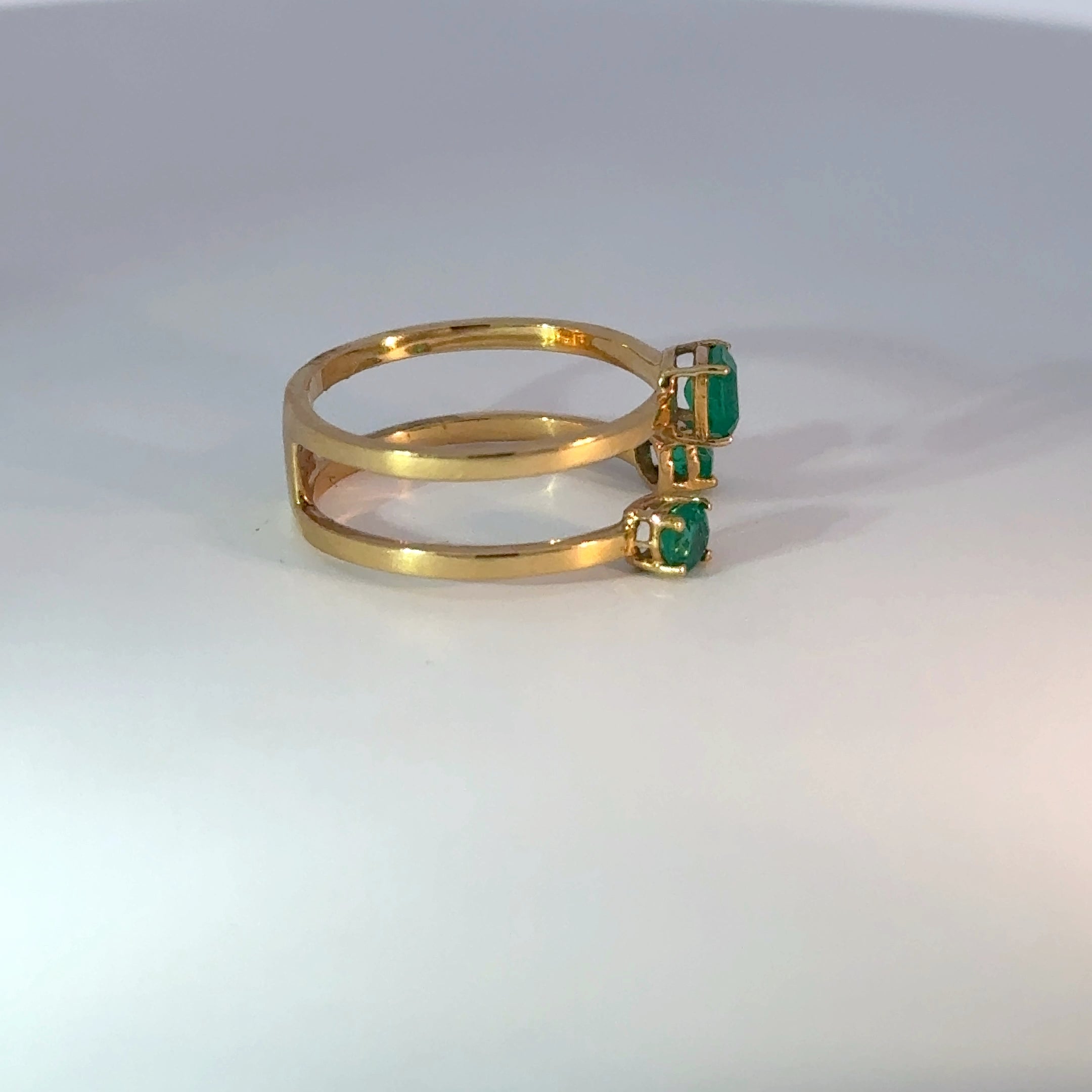 Anillo oro amarillo trio esmeraldas