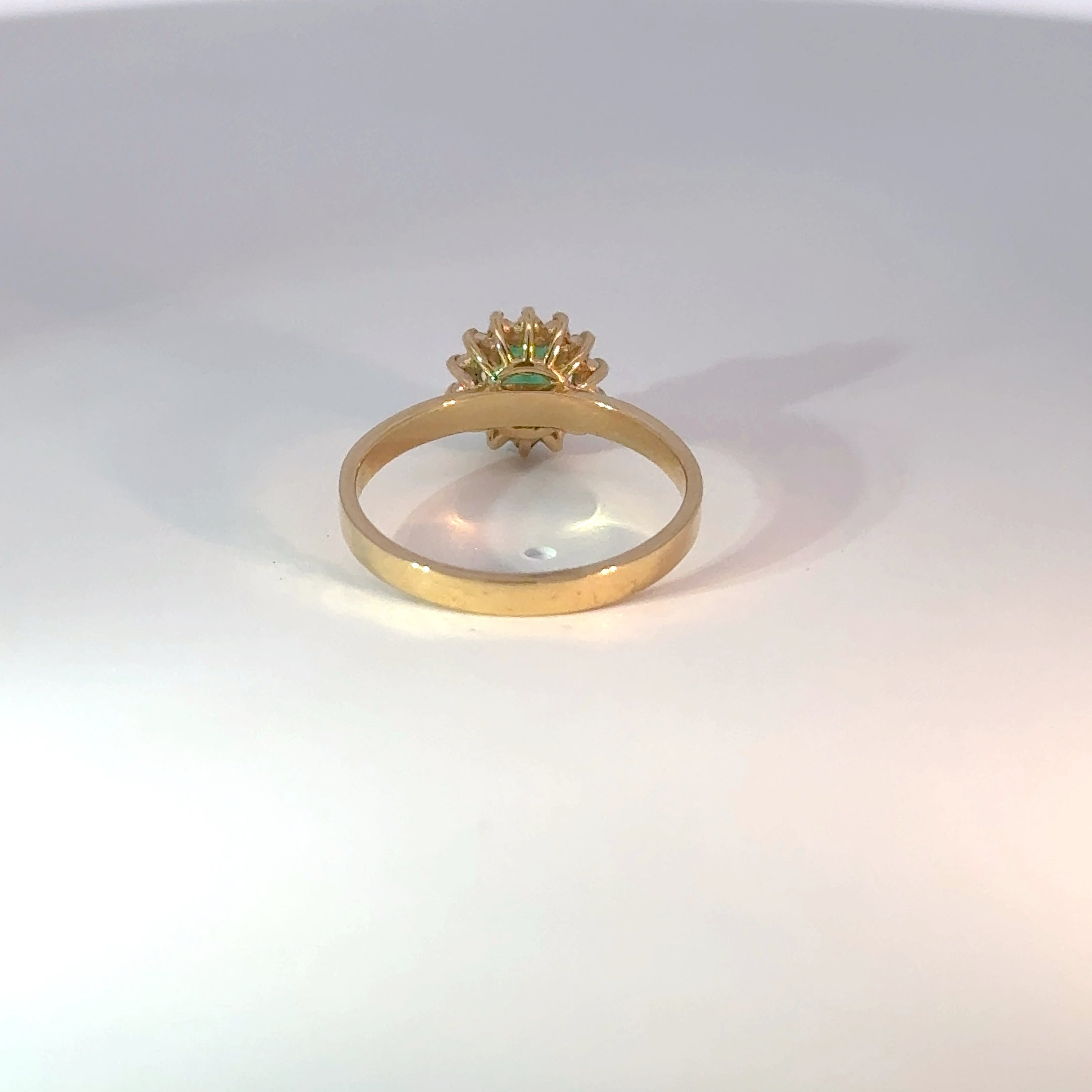 Anillo solitario oro amarillo esmeralda cluster diamantes