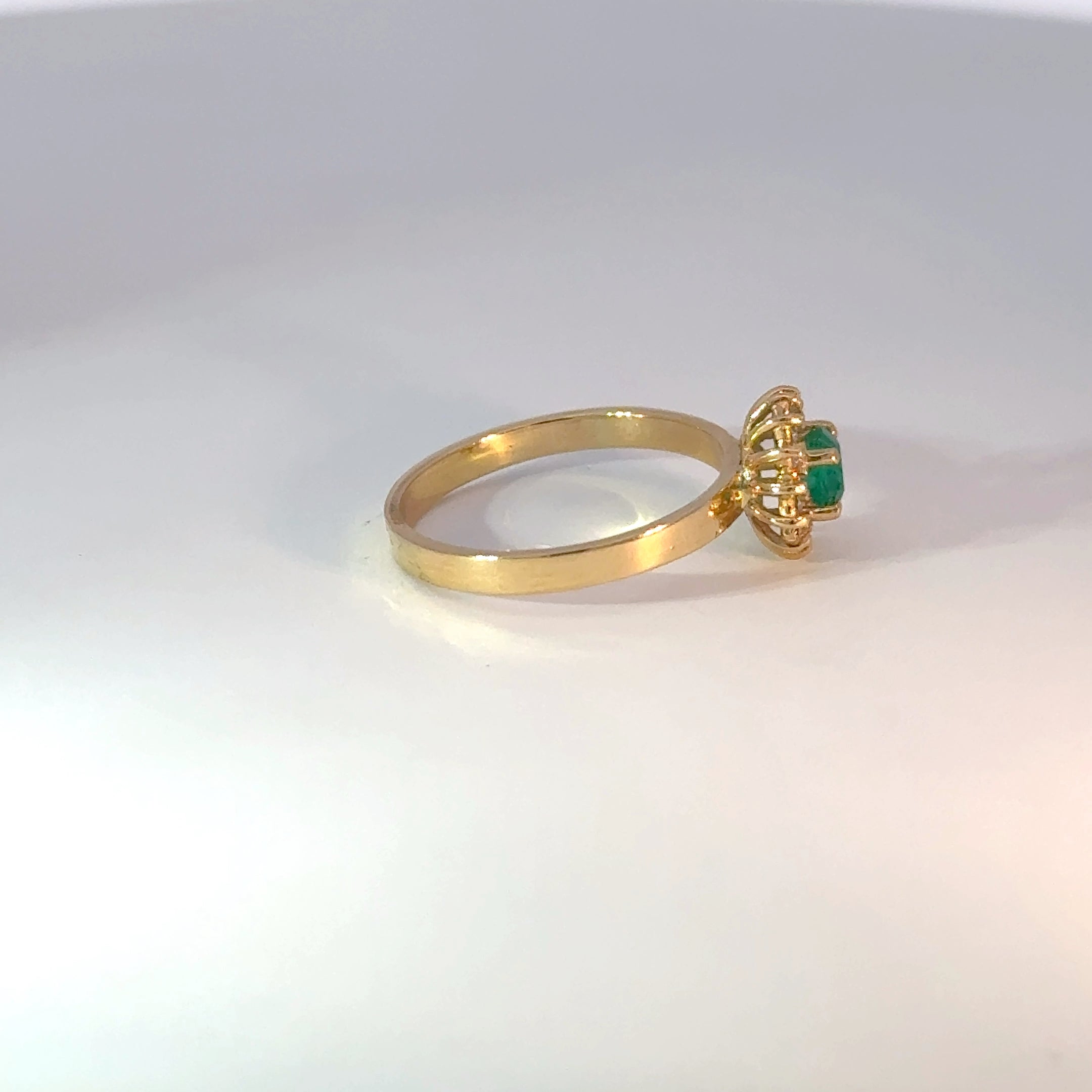 Anillo solitario oro amarillo esmeralda cluster diamantes