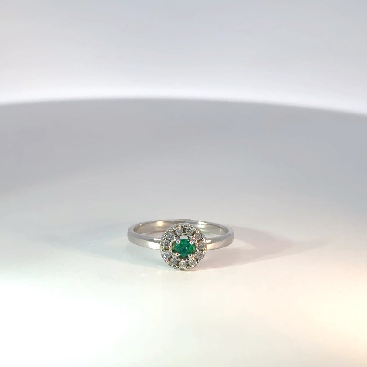 Anillo en Oro Blanco con Esmeralda y Diamantes