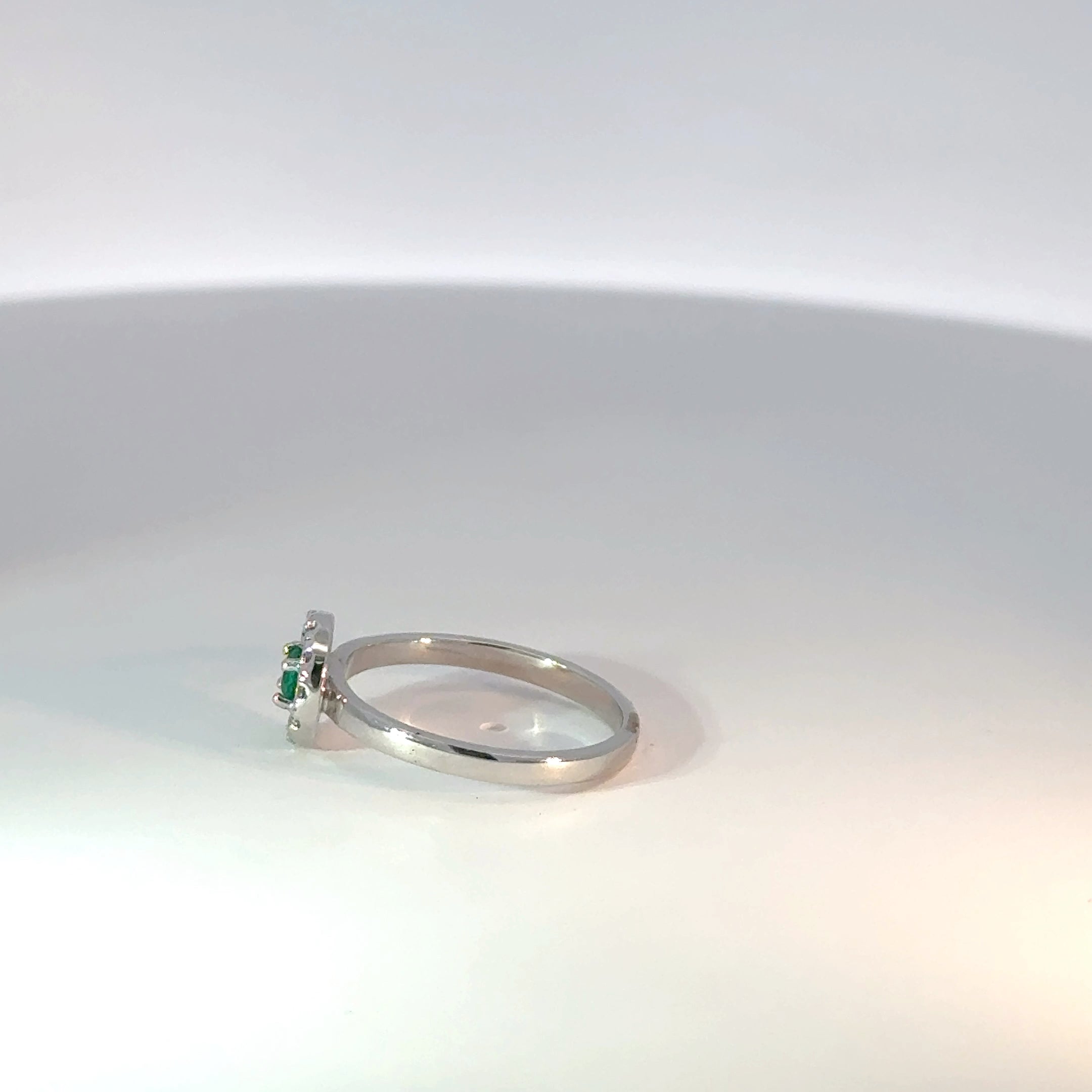 Anillo en Oro Blanco con Esmeralda y Diamantes