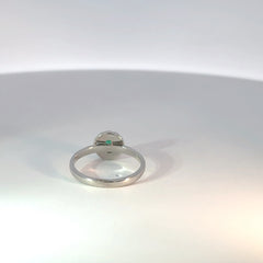 Anillo en Oro Blanco con Esmeralda y Diamantes