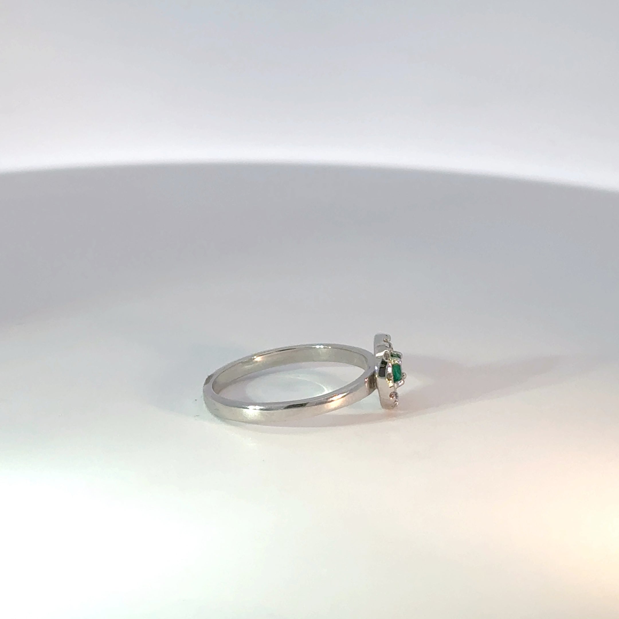 Anillo en Oro Blanco con Esmeralda y Diamantes