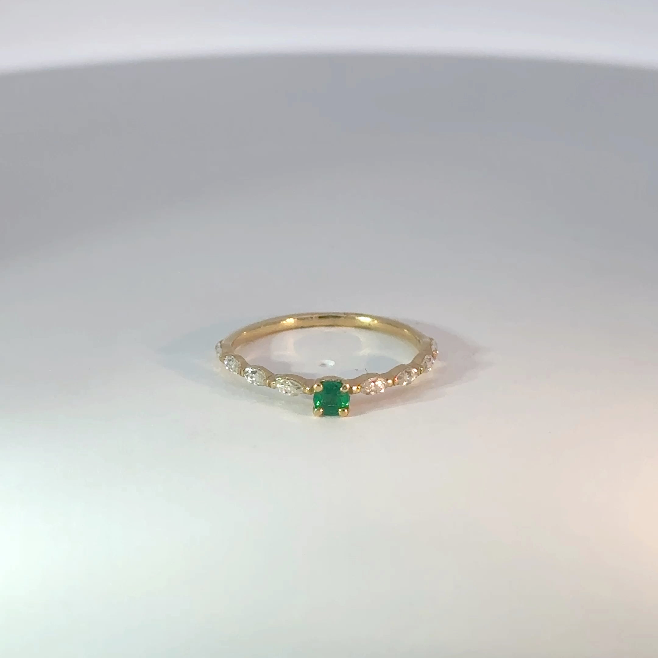 Anillo de Oro Amarillo con Esmeralda Talla Step Cuadrada