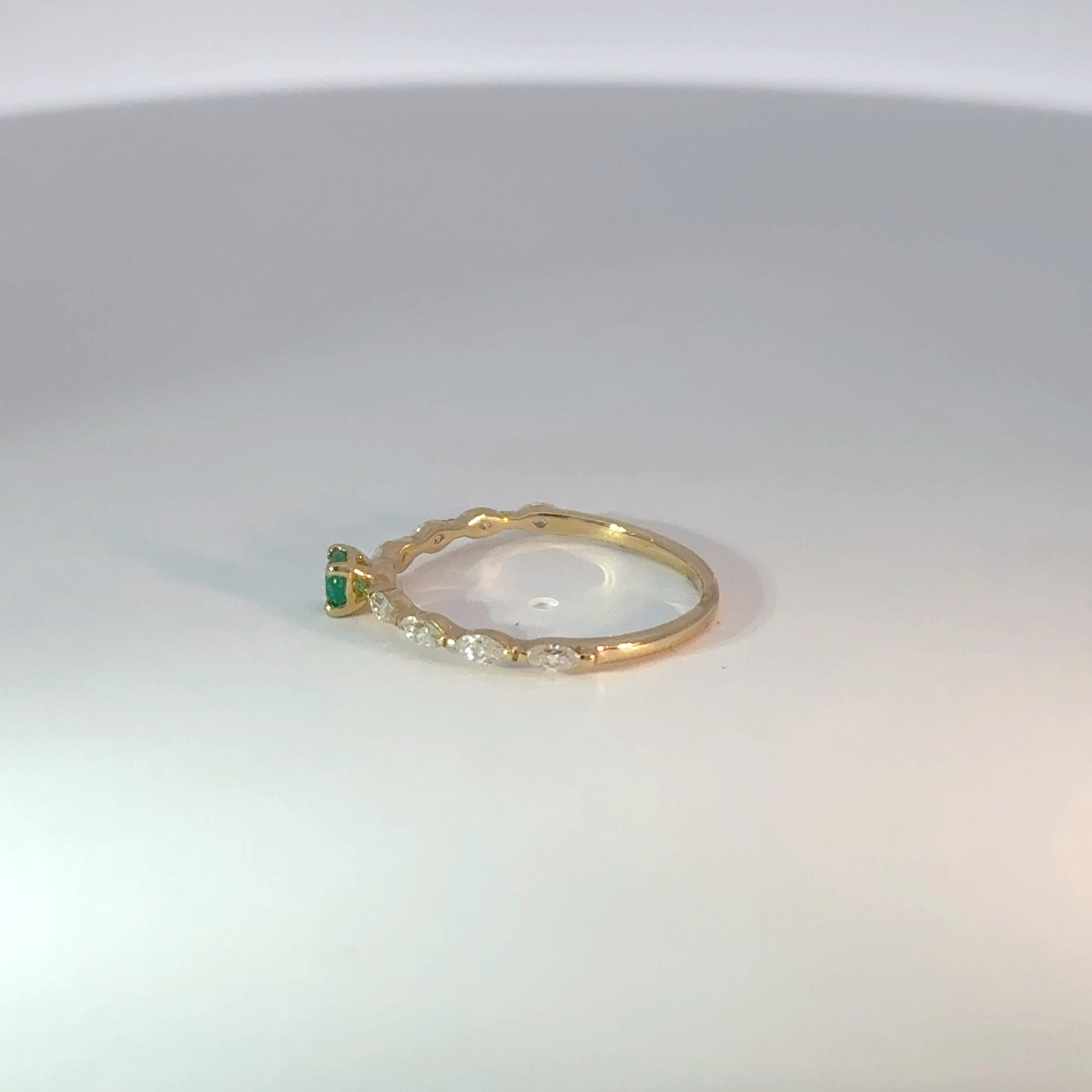 Anillo de Oro Amarillo con Esmeralda Talla Step Cuadrada