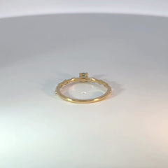 Anillo de Oro Amarillo con Esmeralda Talla Step Cuadrada