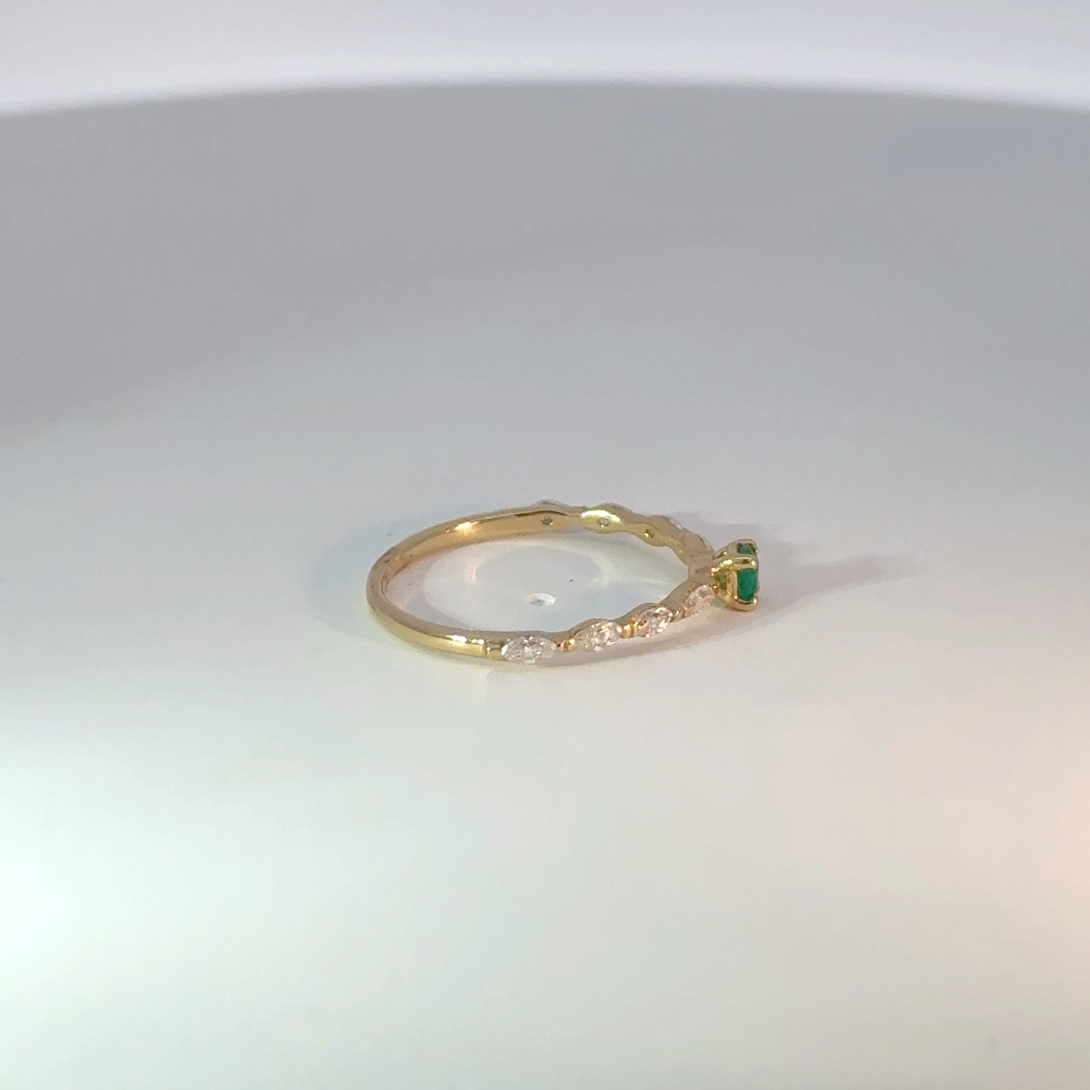 Anillo de Oro Amarillo con Esmeralda Talla Step Cuadrada