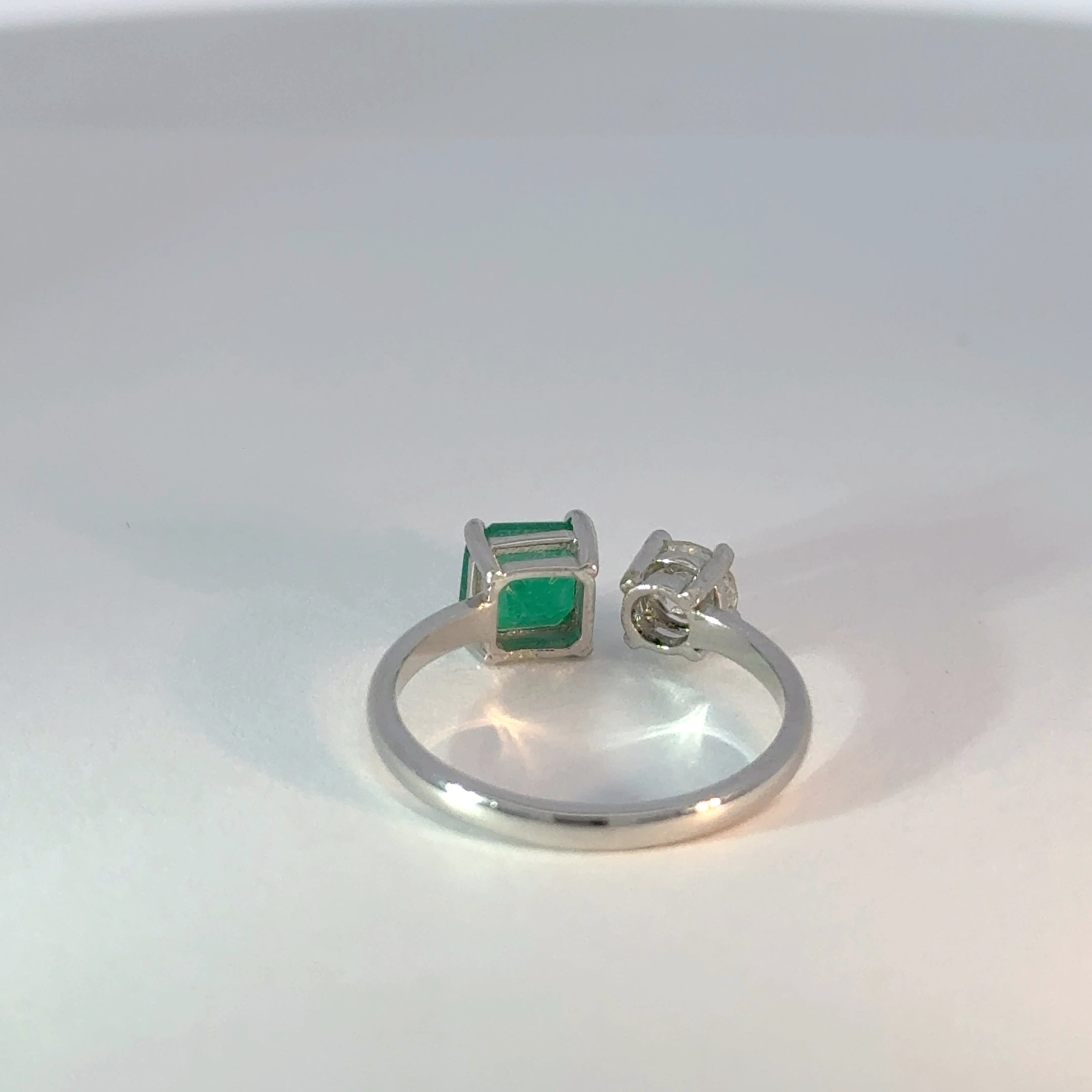 Anillo oro blanco toi et moi esmeralda y diamante