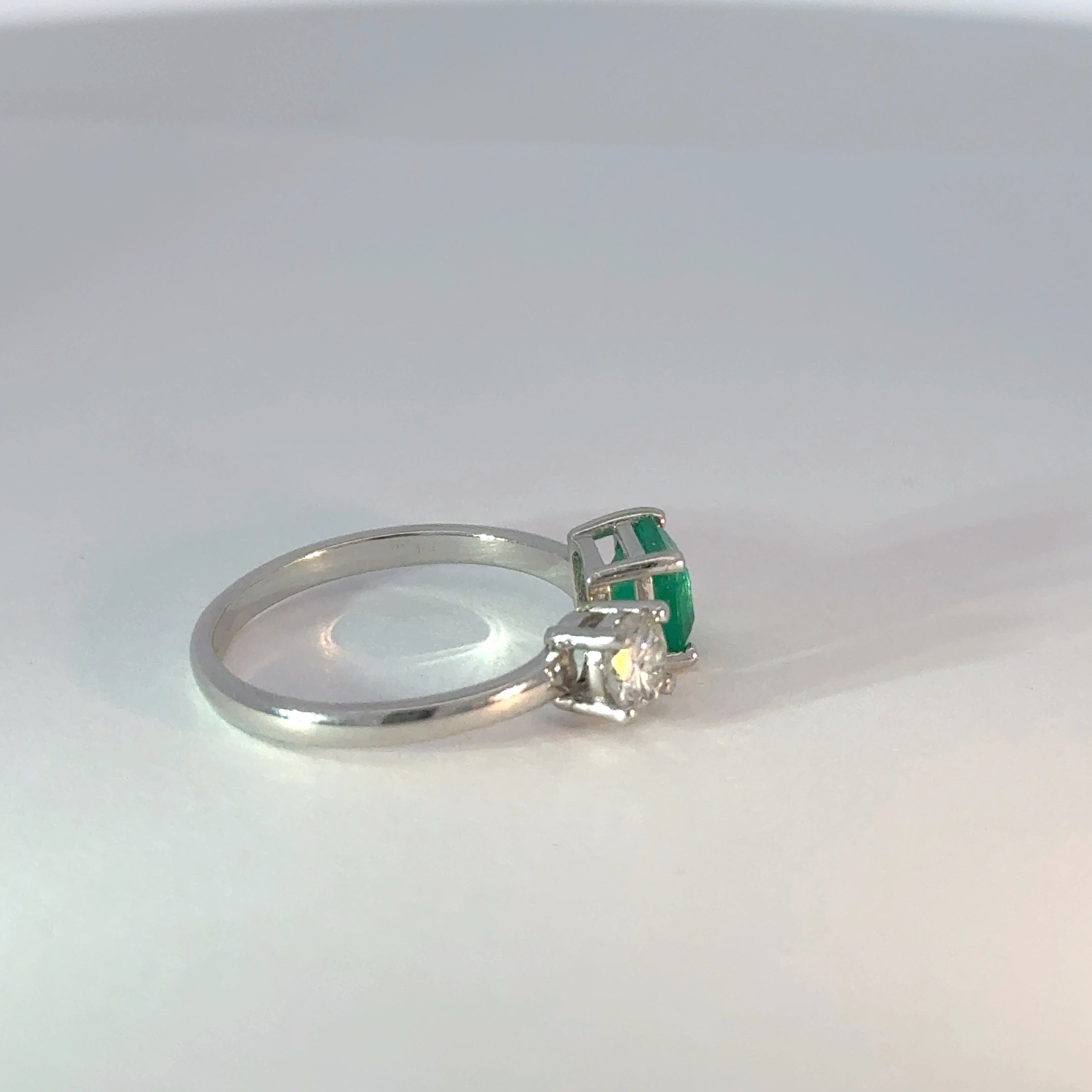 Anillo oro blanco toi et moi esmeralda y diamante