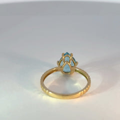 Anillo solitario de oro con topacio azul en forma de pera
