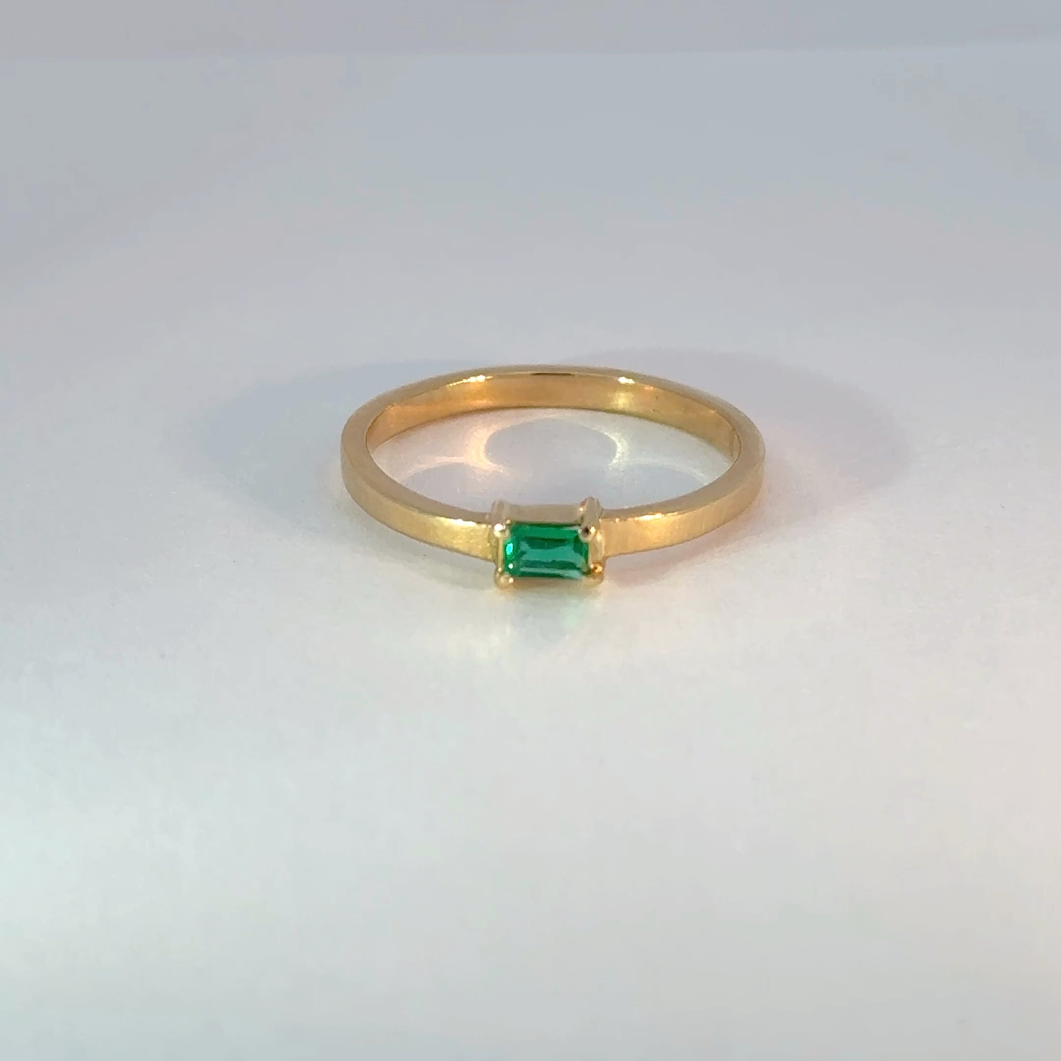 Anillo Solitario de Oro con Esmeralda baguette