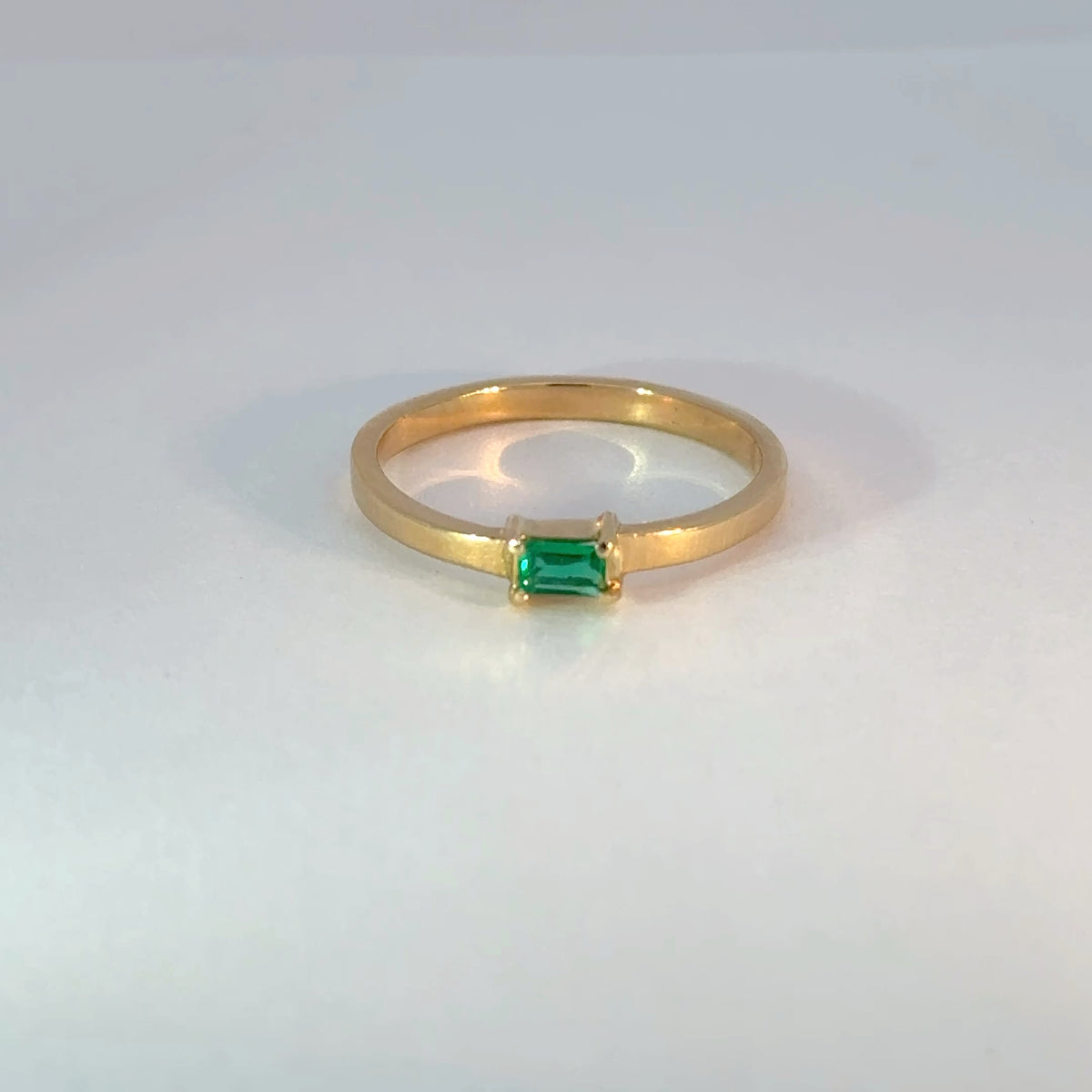 Anillo Solitario de Oro con Esmeralda baguette