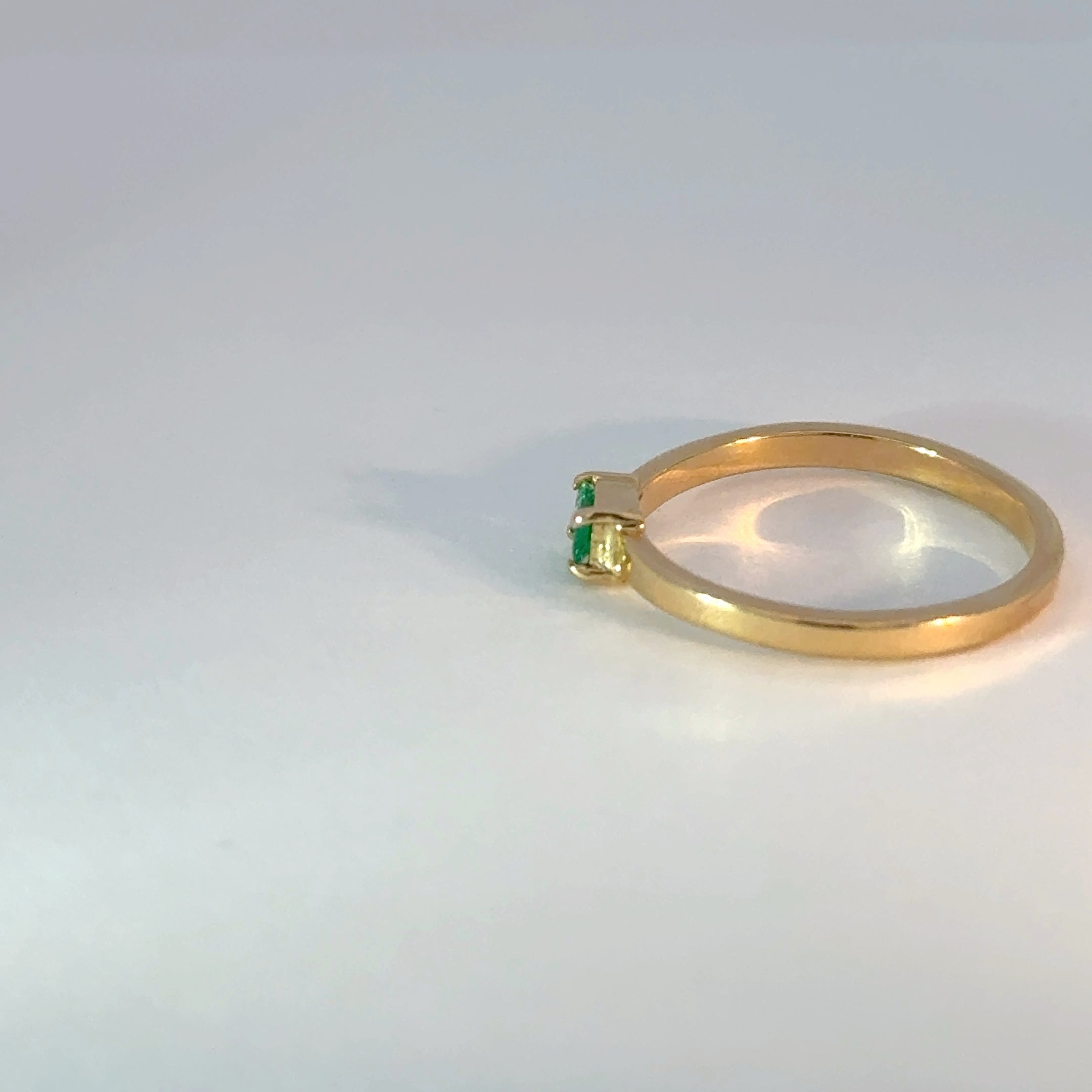 Anillo Solitario de Oro con Esmeralda baguette