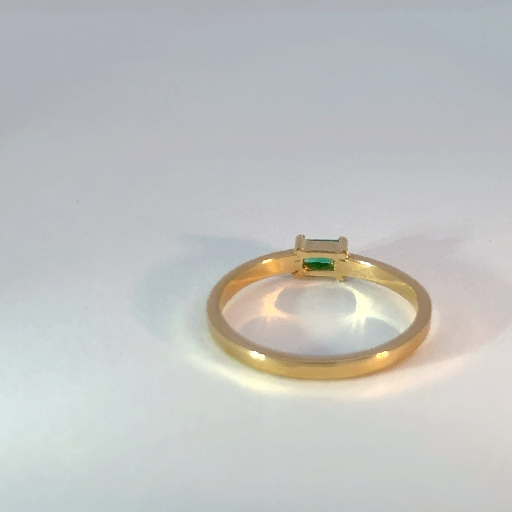 Anillo Solitario de Oro con Esmeralda baguette