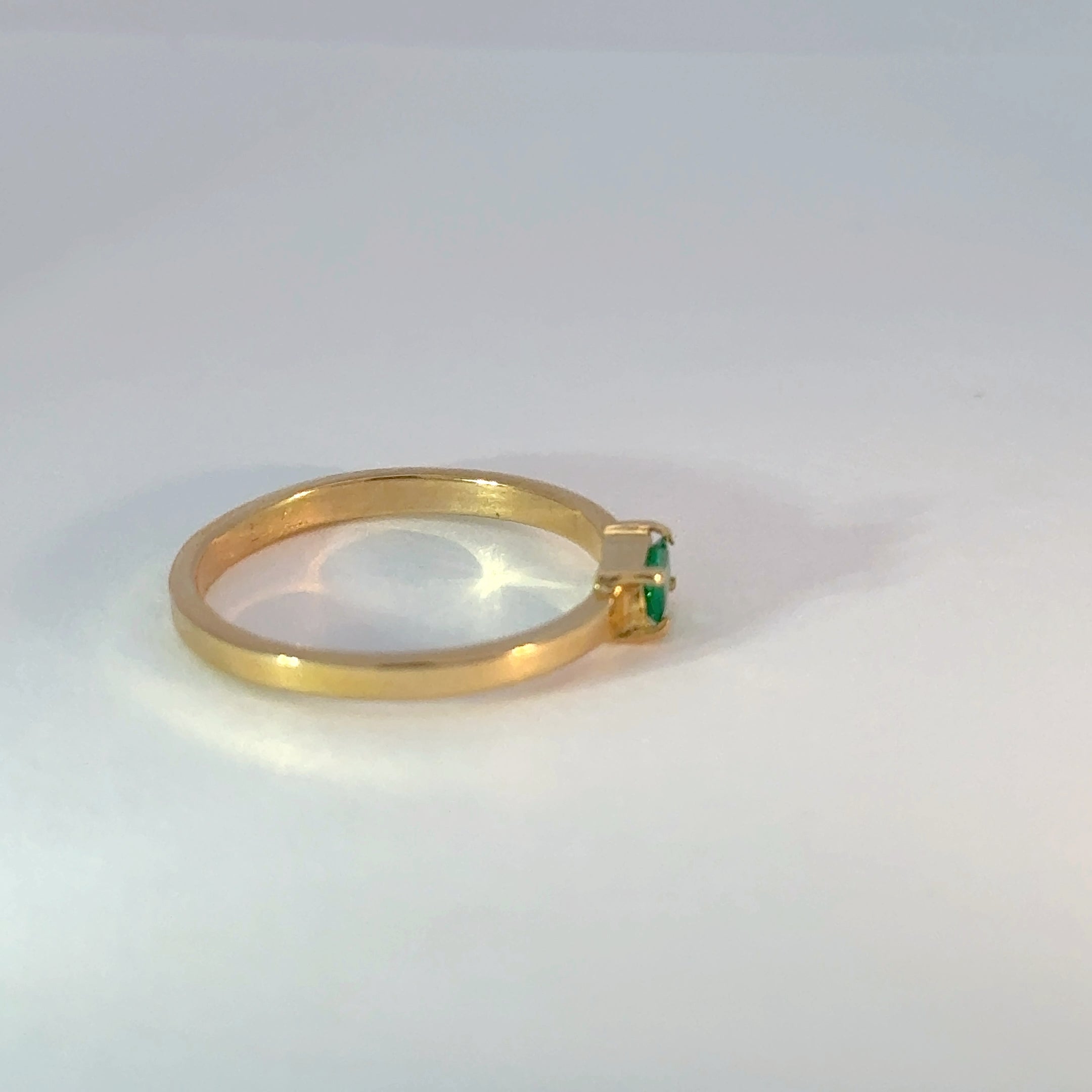 Anillo Solitario de Oro con Esmeralda baguette