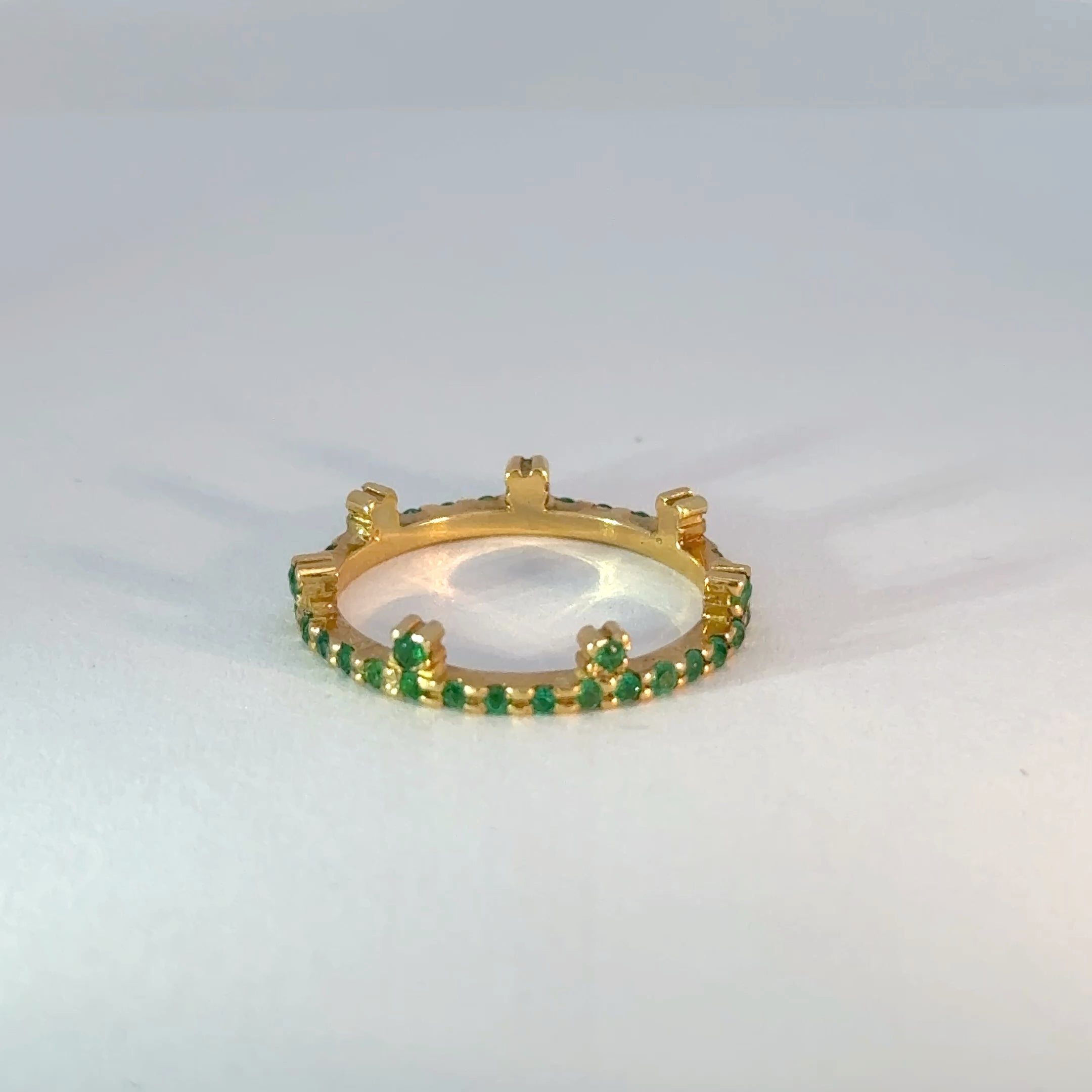 Anillo de Eternidad en Oro Amarillo con Esmeraldas de Talla Brillante