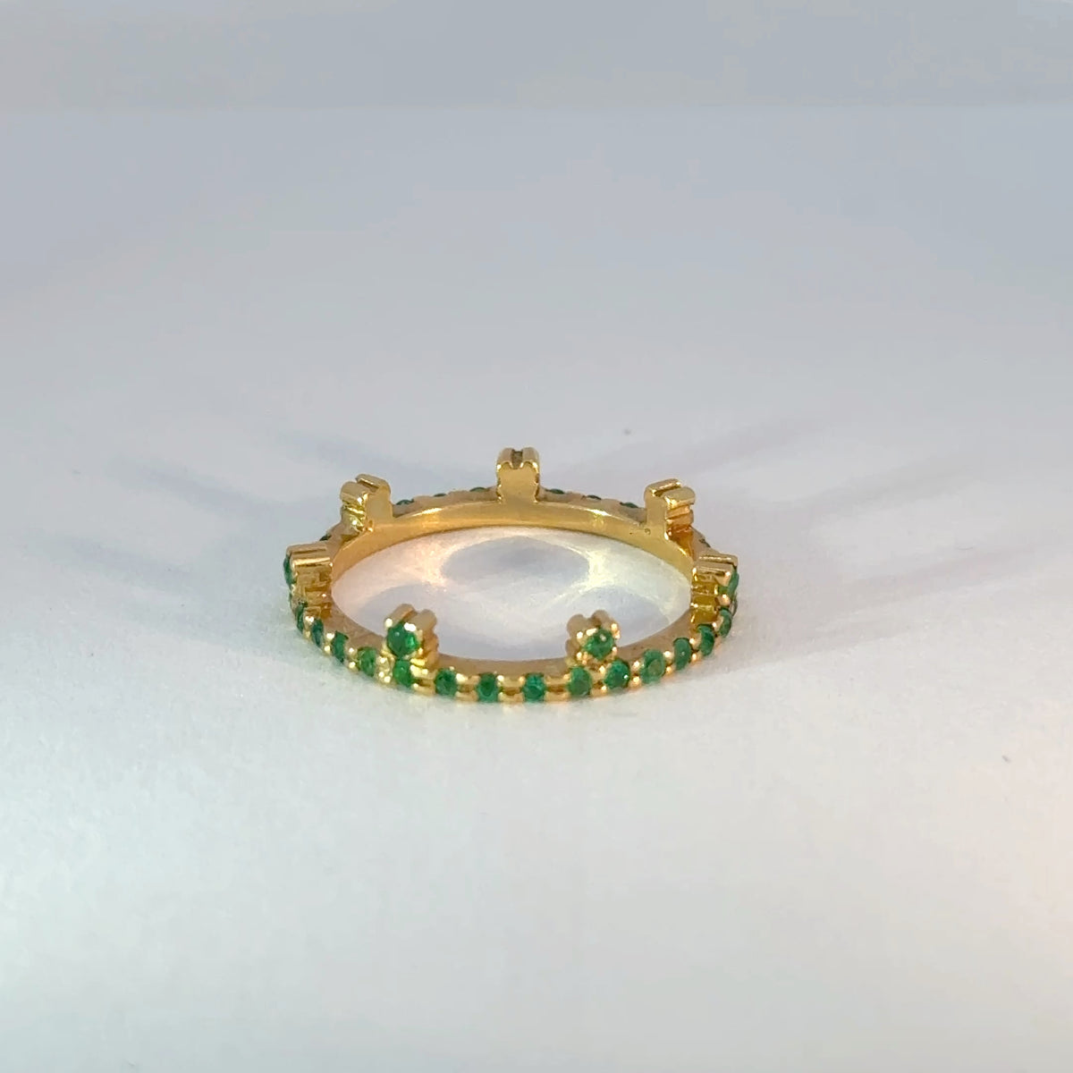 Anillo de Eternidad en Oro Amarillo con Esmeraldas de Talla Brillante