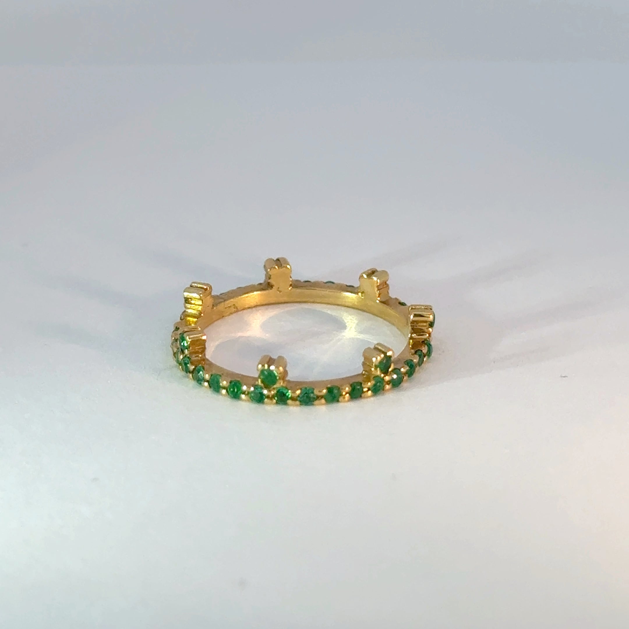 Anillo de Eternidad en Oro Amarillo con Esmeraldas de Talla Brillante