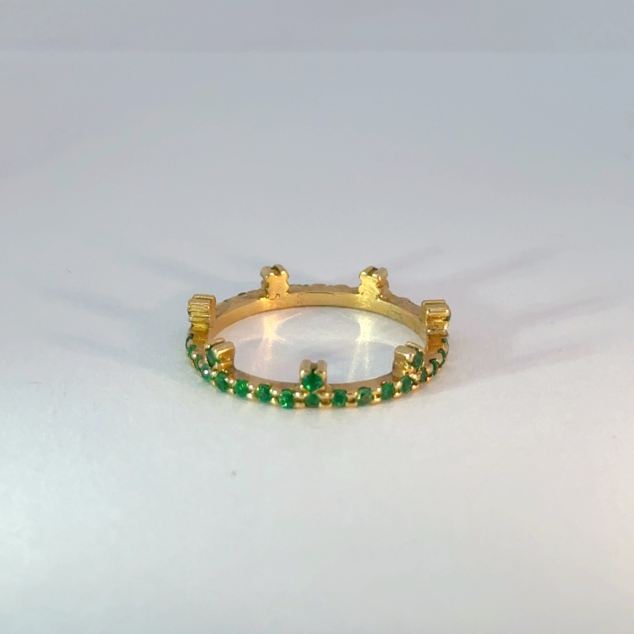 Anillo de Eternidad en Oro Amarillo con Esmeraldas de Talla Brillante