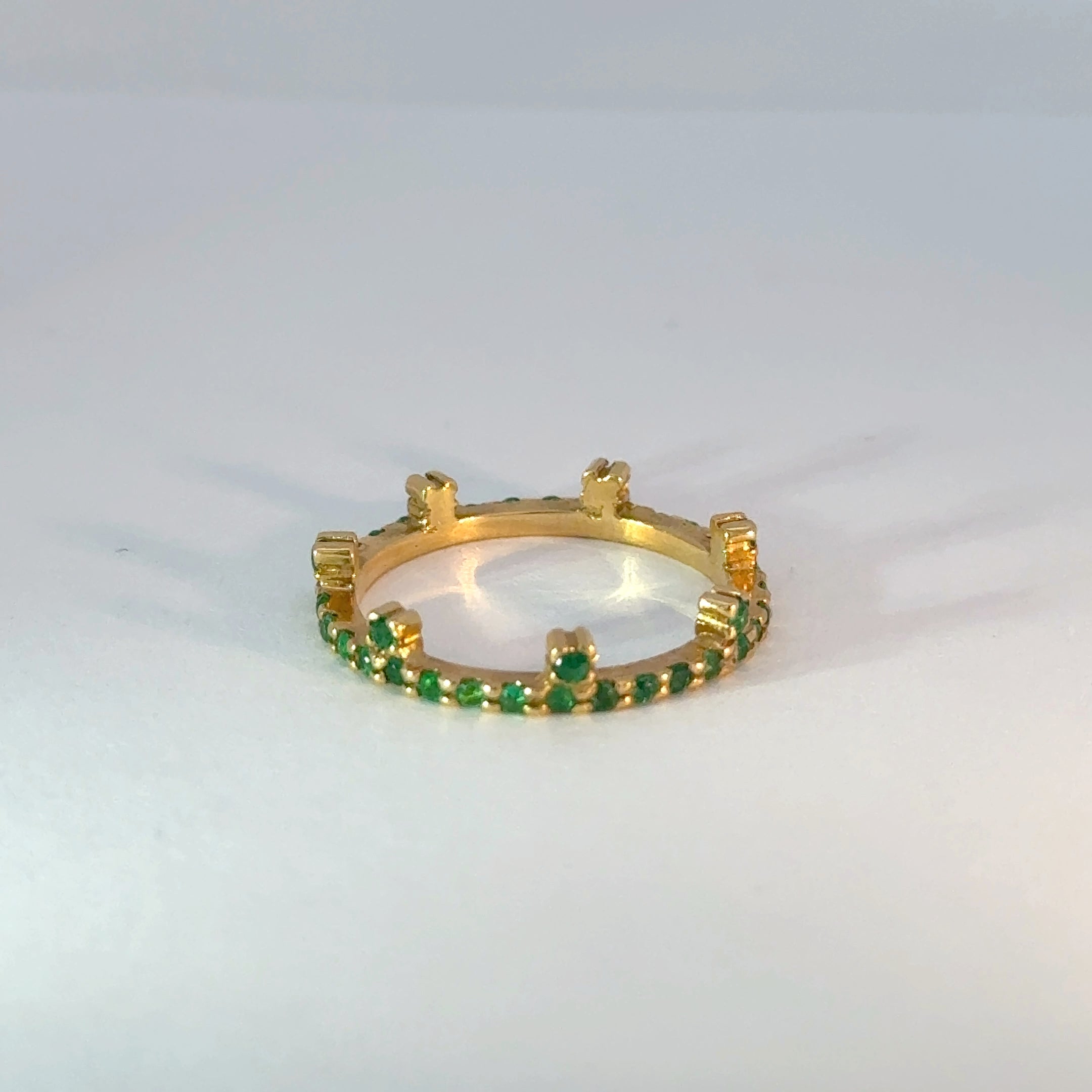 Anillo de Eternidad en Oro Amarillo con Esmeraldas de Talla Brillante
