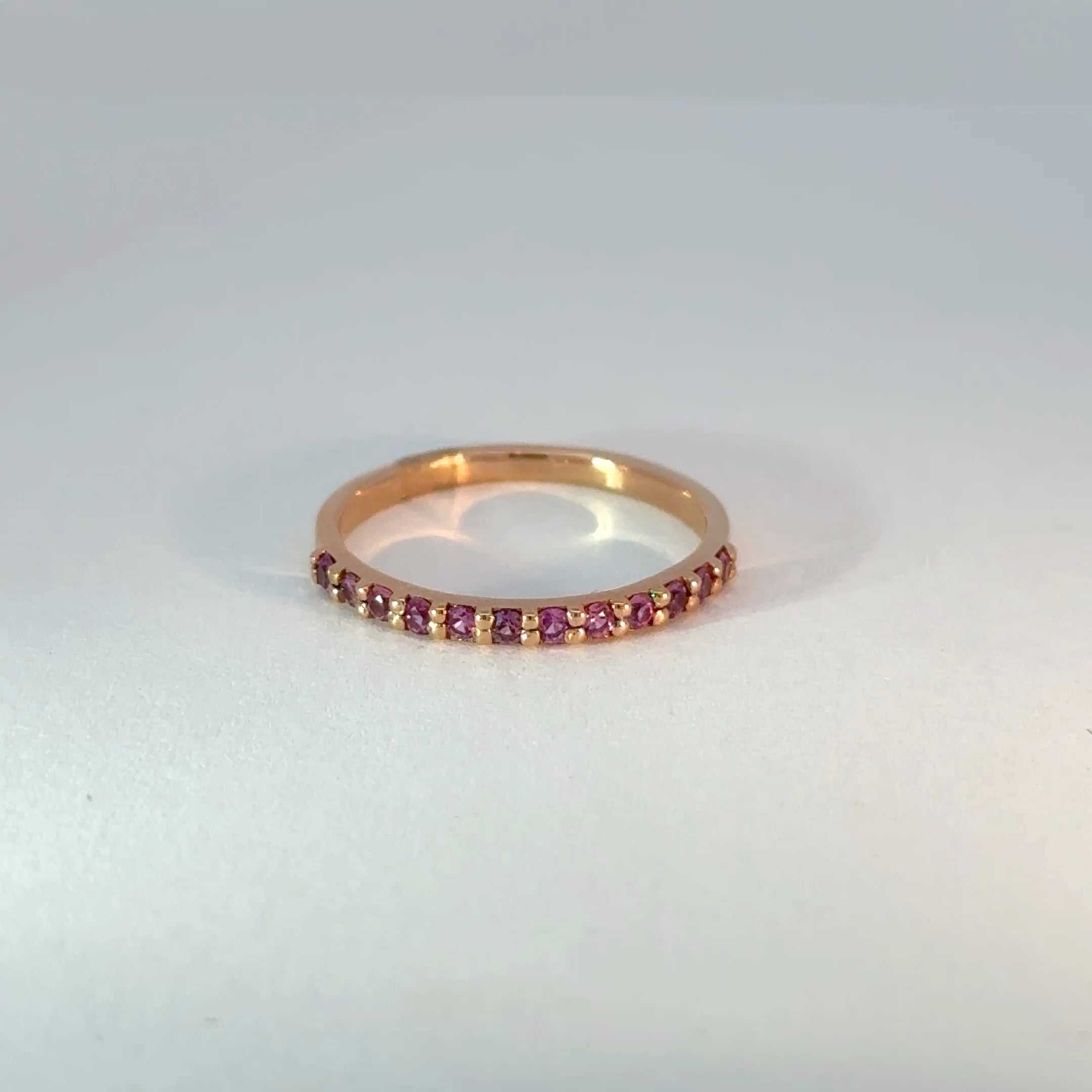 Anillo cintillo oro rosado zafiros rosa
