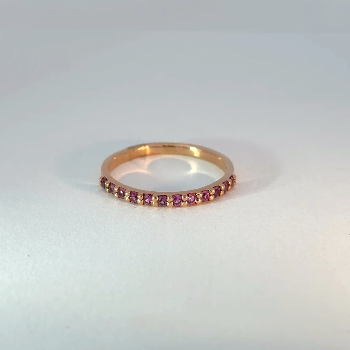 Anillo cintillo oro rosado zafiros rosa