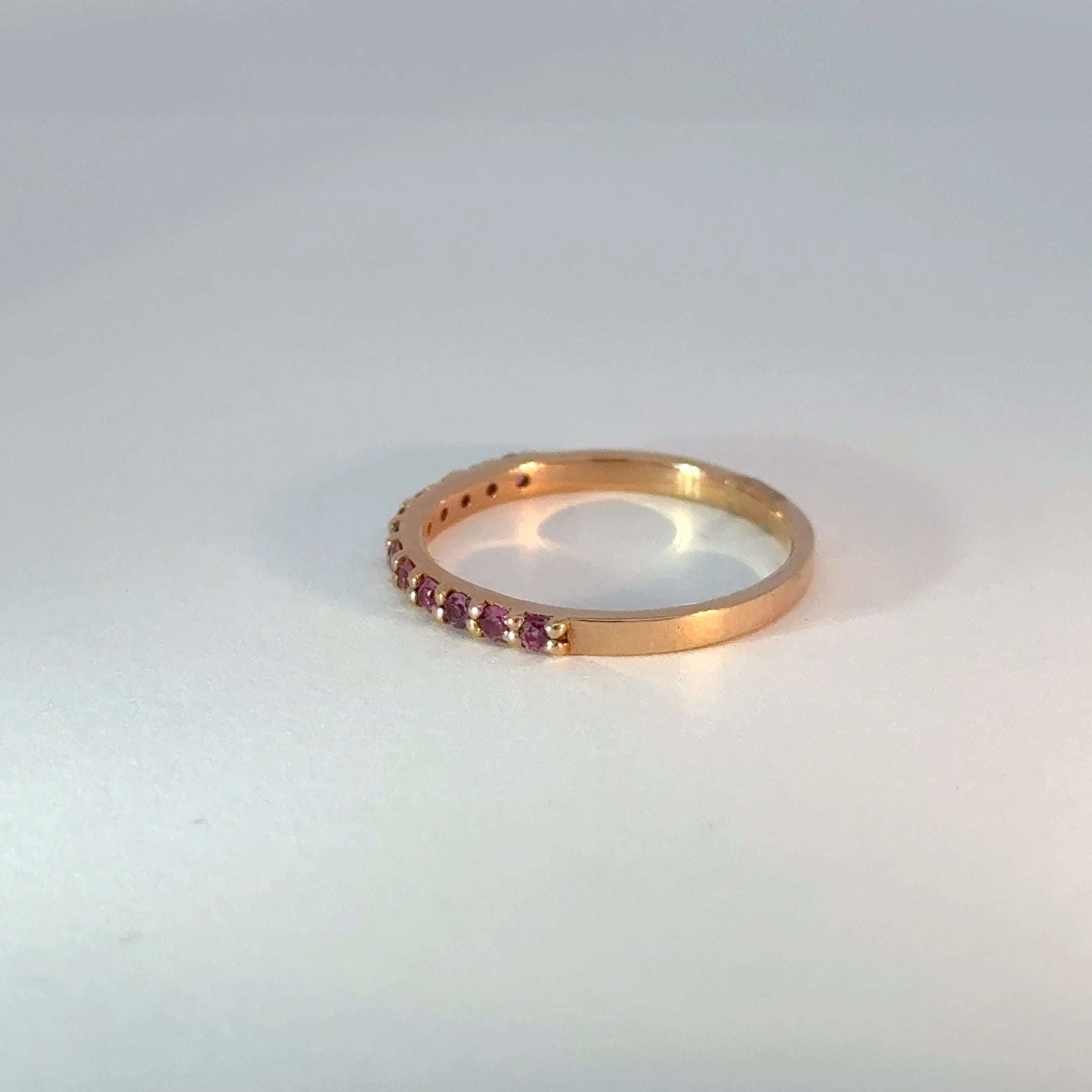 Anillo cintillo oro rosado zafiros rosa