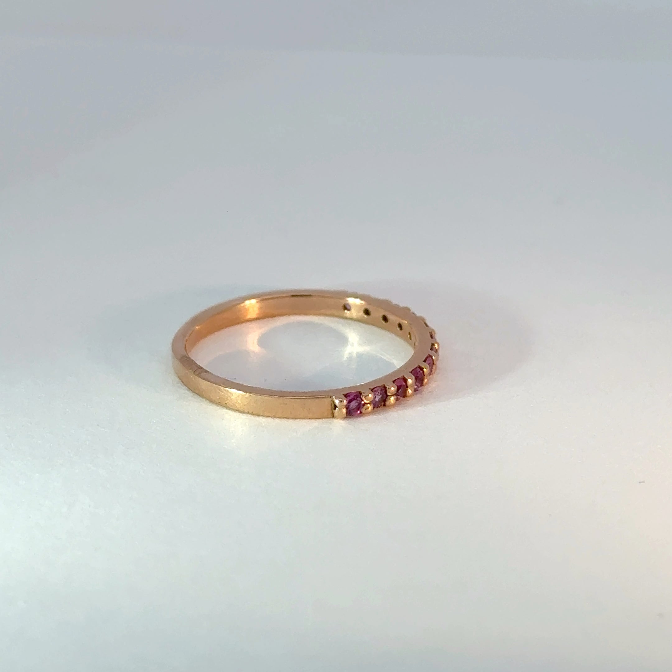 Anillo cintillo oro rosado zafiros rosa
