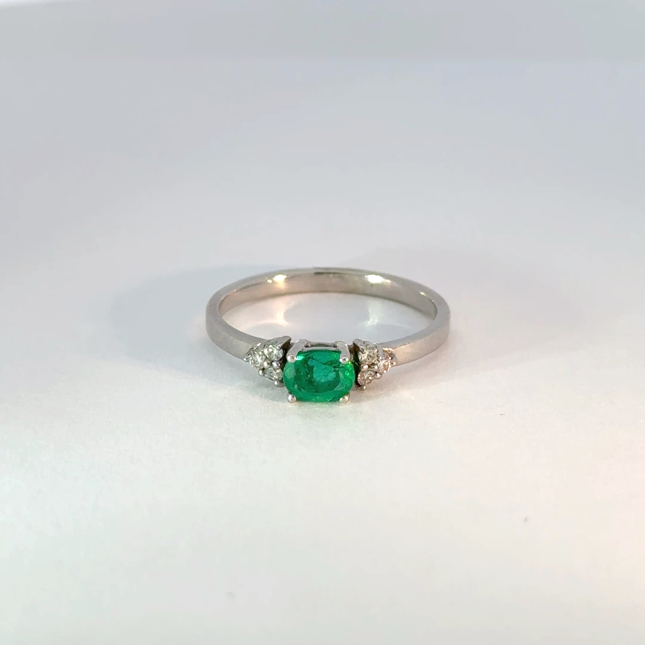 Anillo oro blanco con Esmeralda Ovalada y diamantes