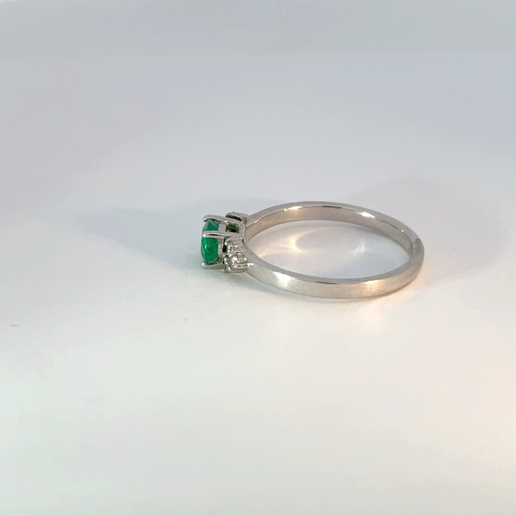 Anillo oro blanco con Esmeralda Ovalada y diamantes