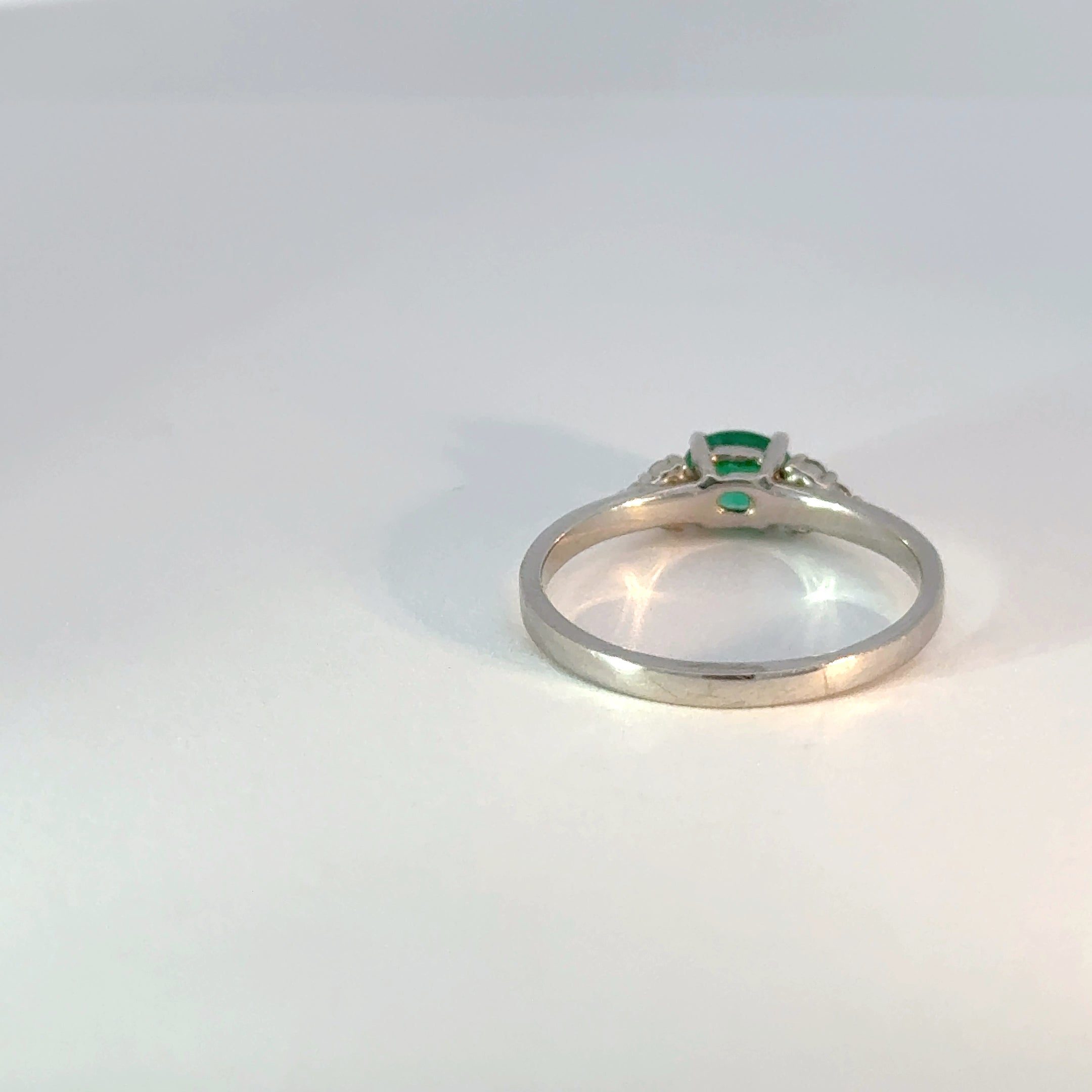 Anillo oro blanco con Esmeralda Ovalada y diamantes