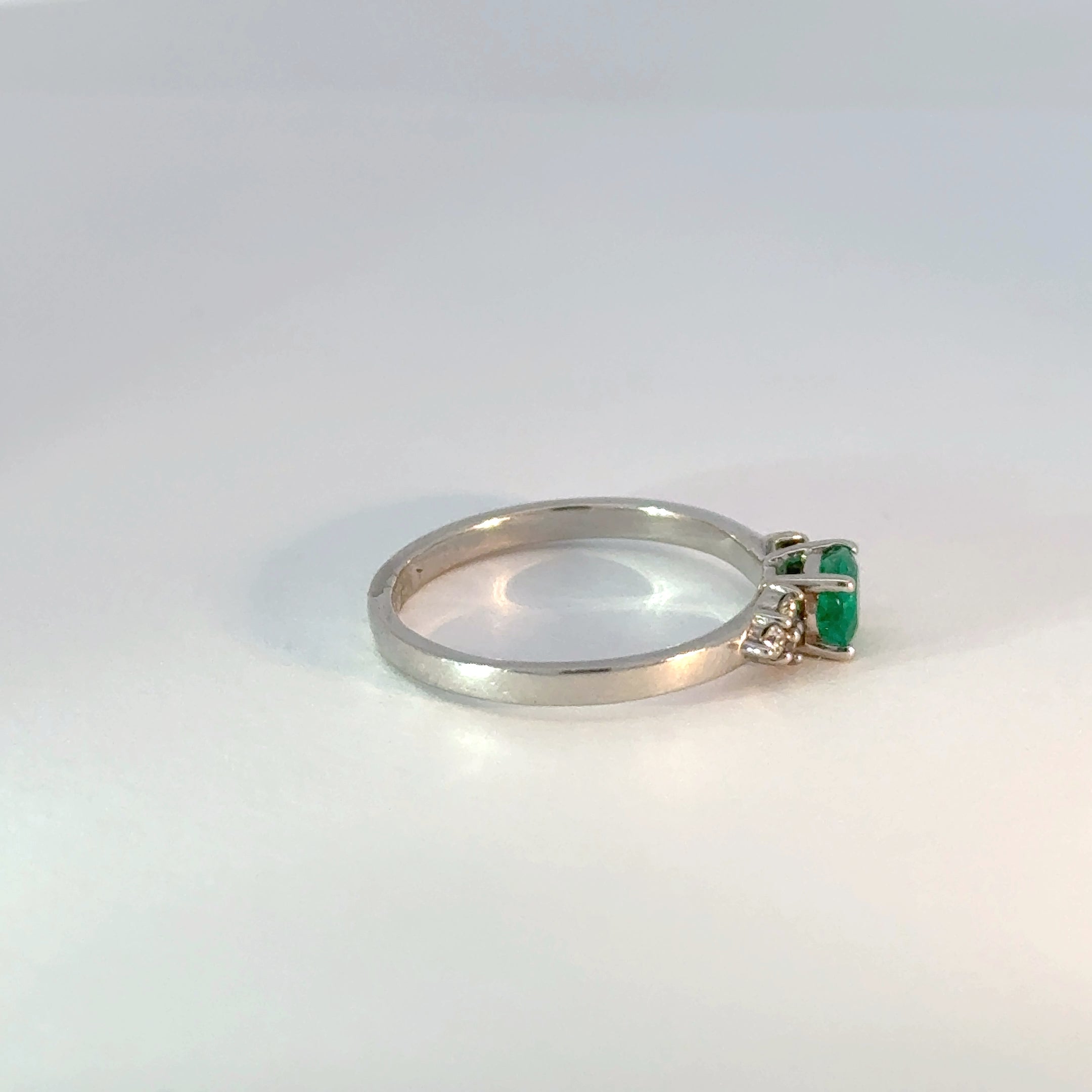 Anillo oro blanco con Esmeralda Ovalada y diamantes