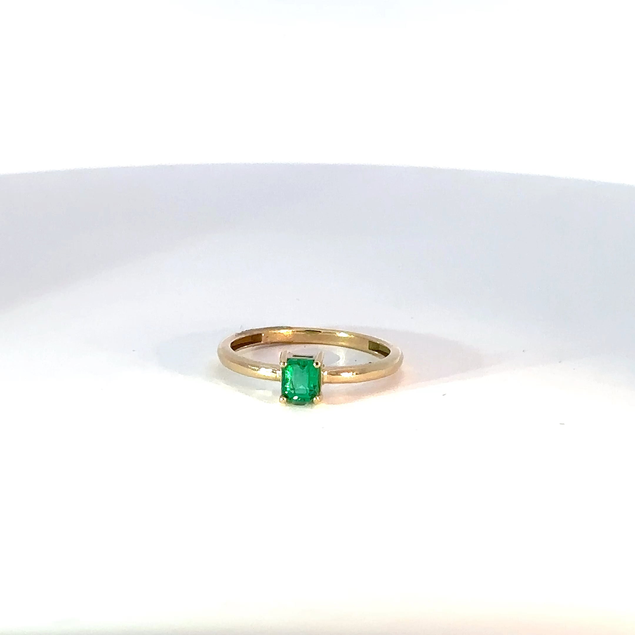 Anillo Solitario de Oro Amarillo con Esmeralda Cuadrada