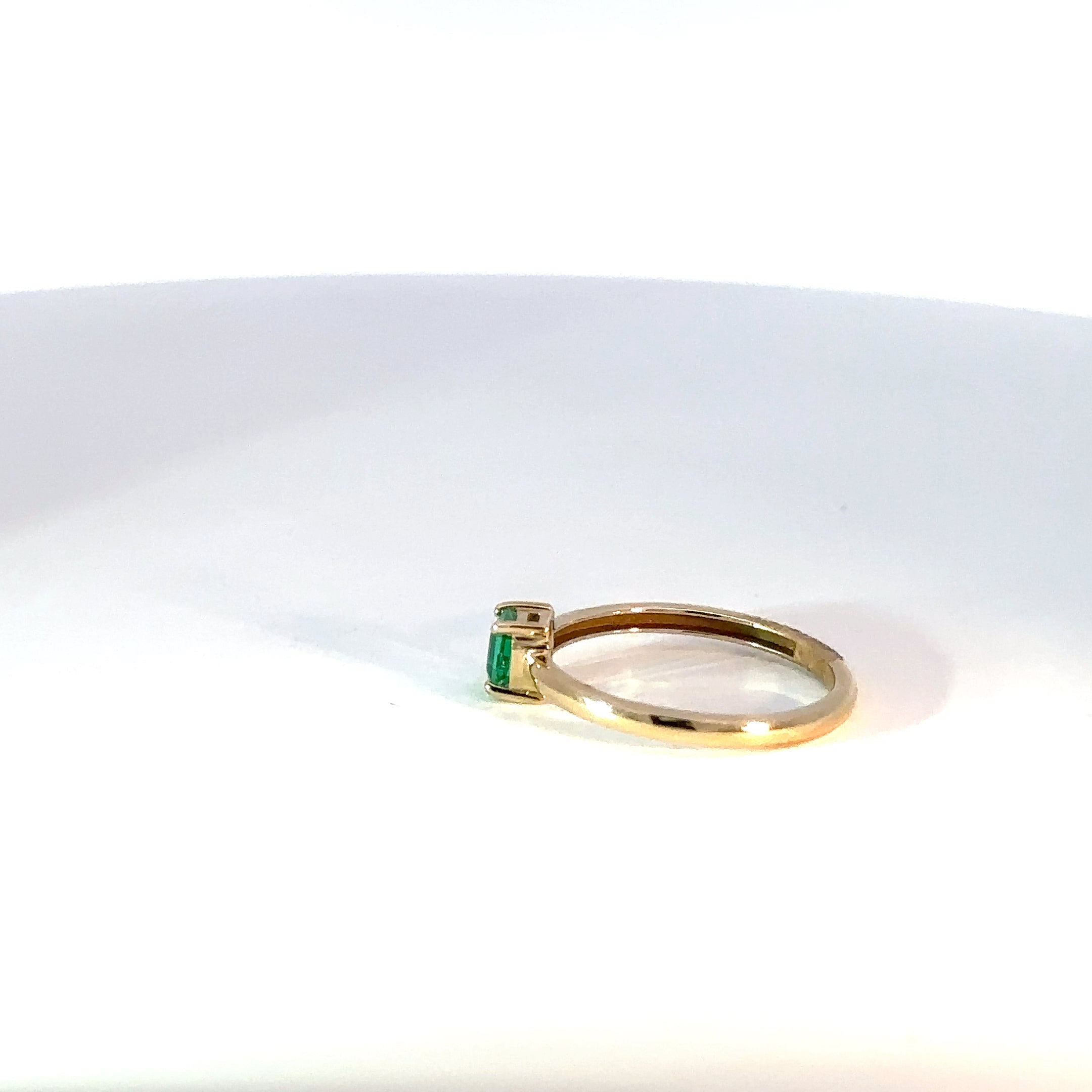 Anillo Solitario de Oro Amarillo con Esmeralda Cuadrada